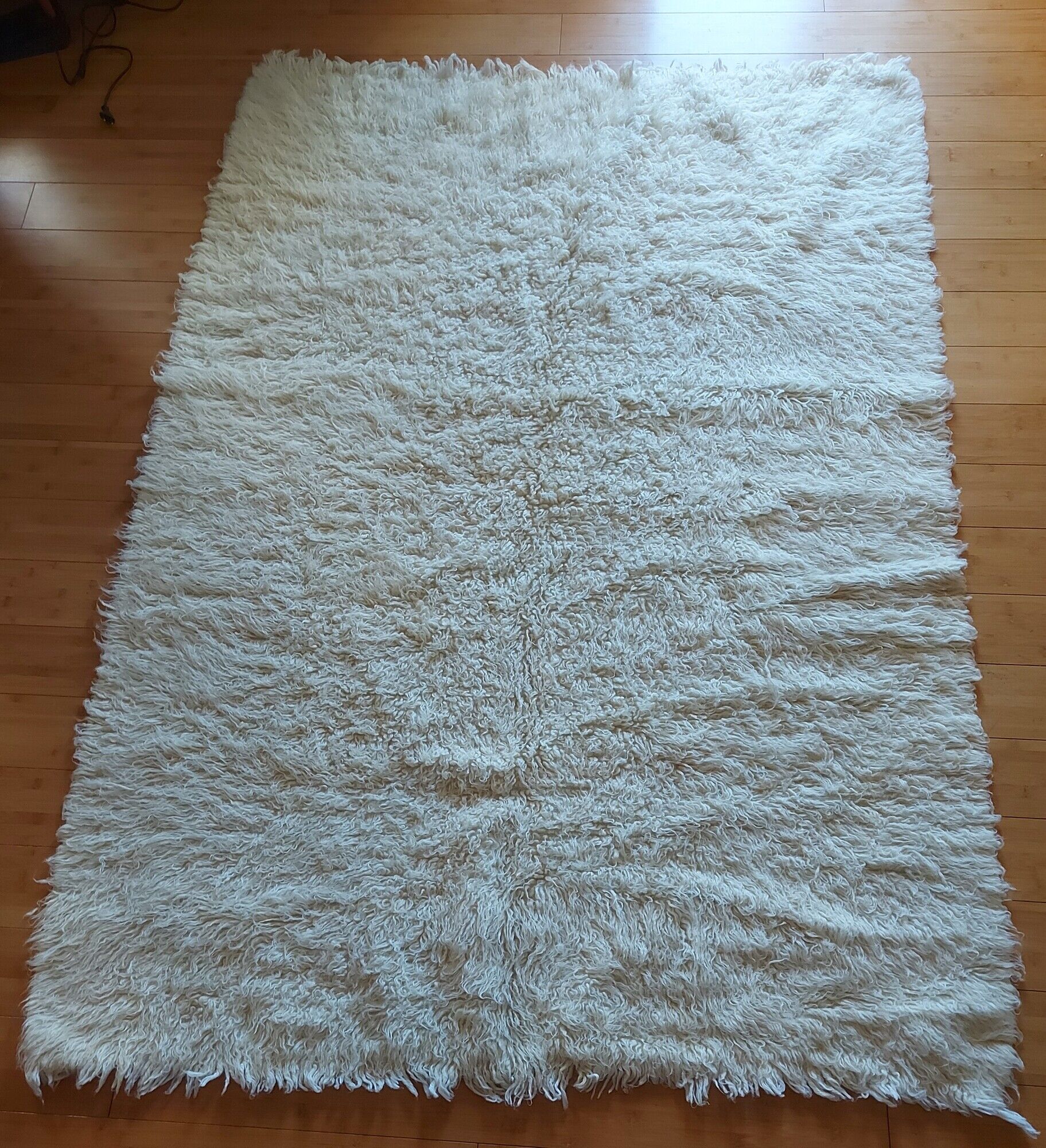 LARGE WHITE CARPET WITH LONG HAIR - PURE WOOL - 156 X 220 CM - VINTAGE