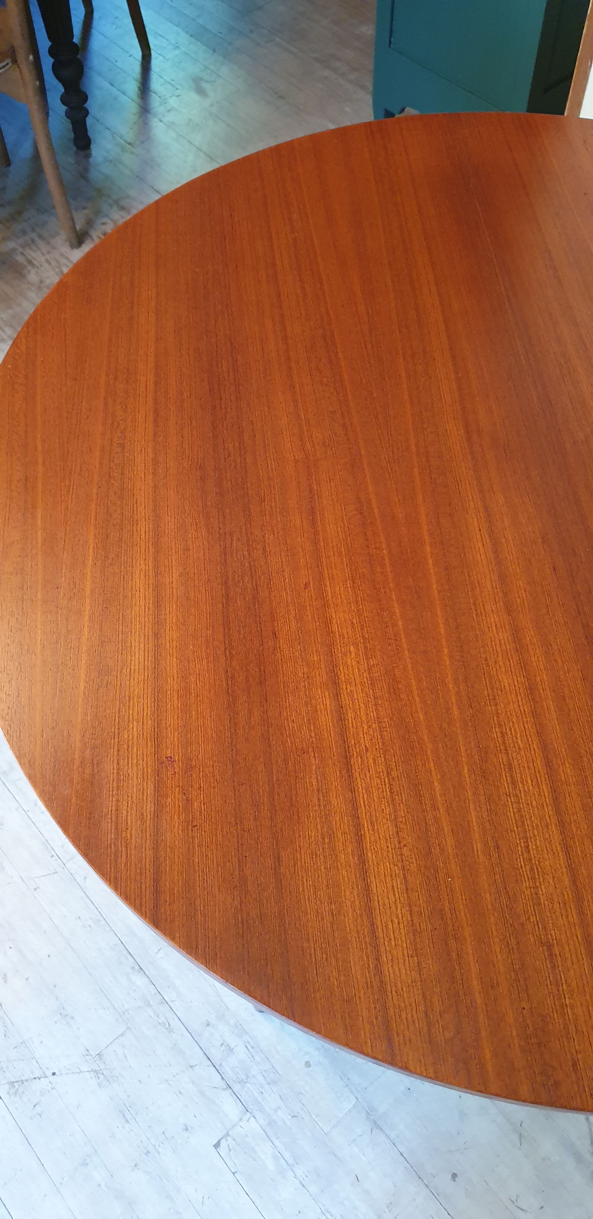 Extendable teak round table
