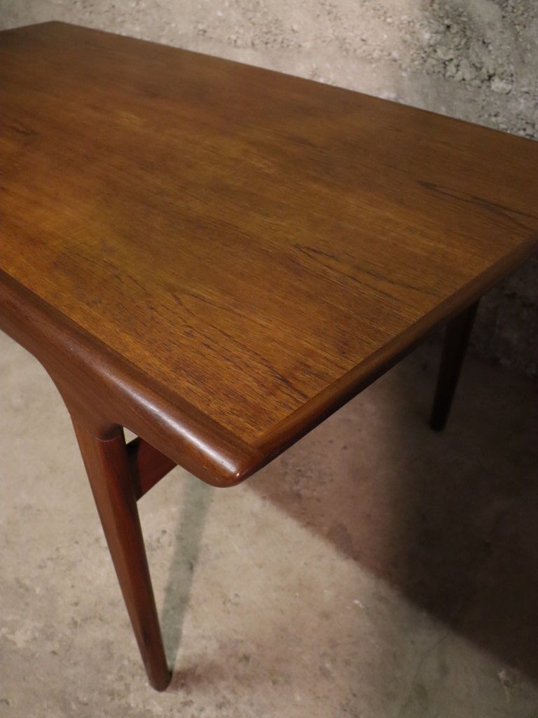 Samcom scandinavian expandable teak table