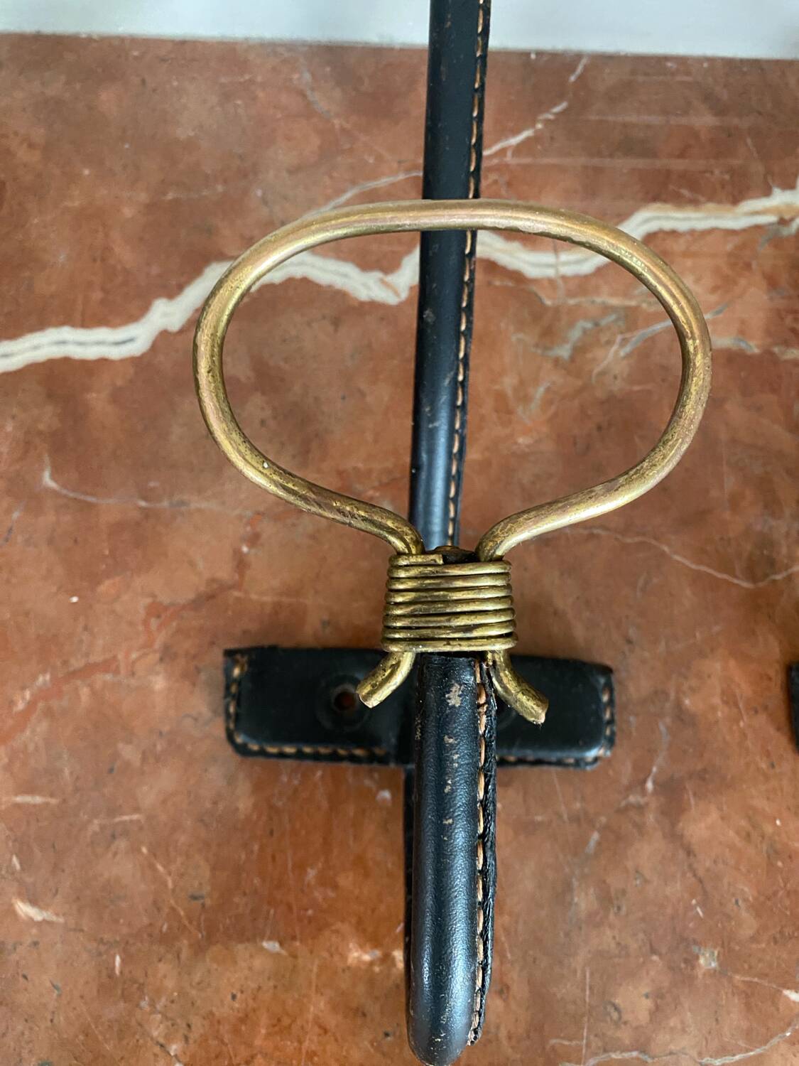 Paire de patères cuir et bronze mains