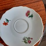 10 tasses à thé en porcelaine et 1 pot à lait