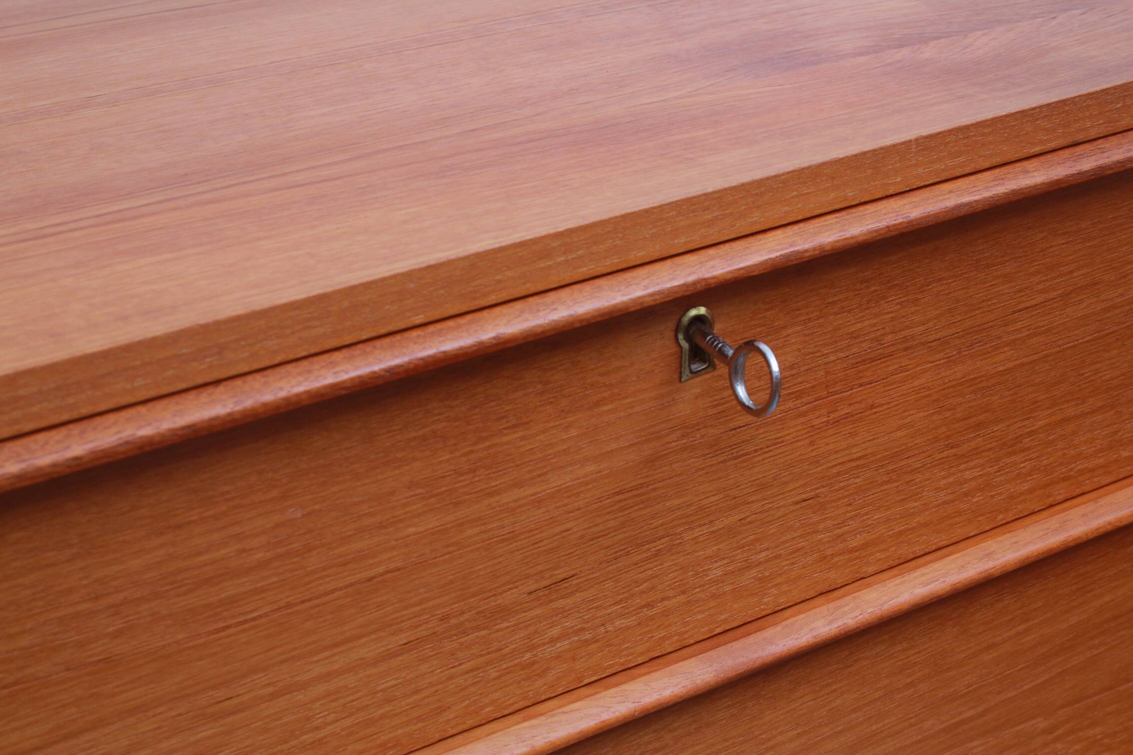 Commode en teck des années 1960