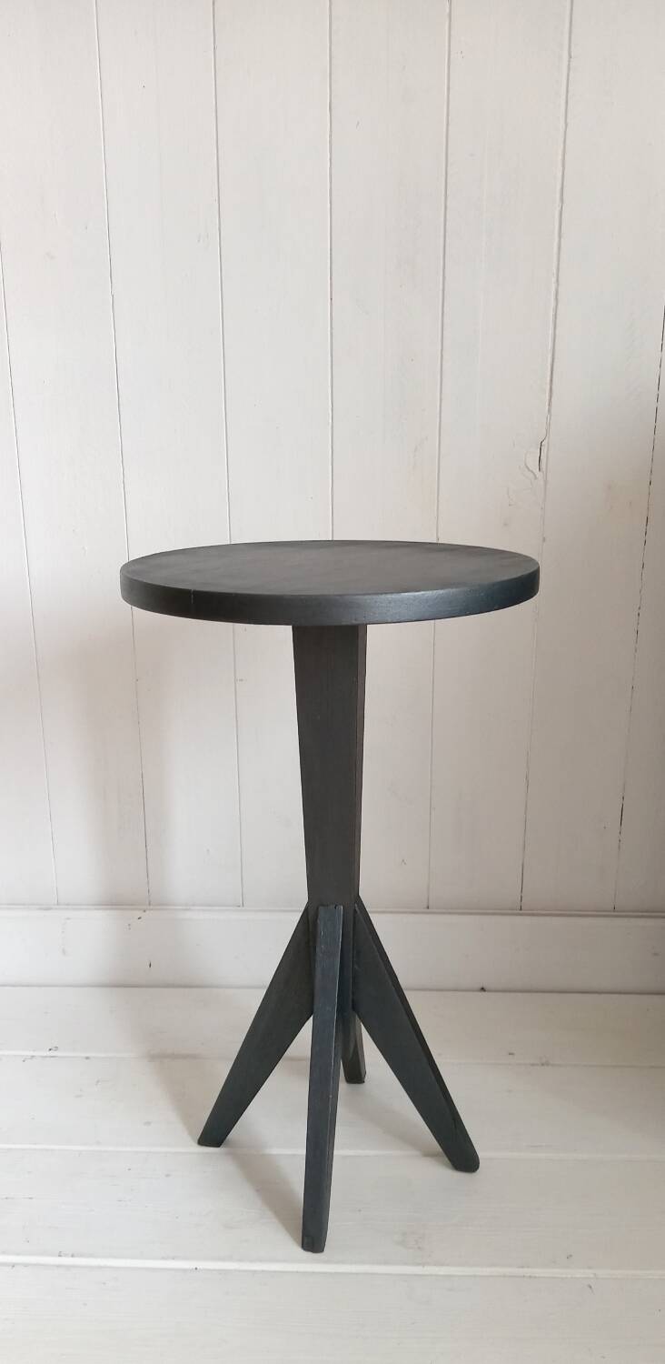 Pedestal table