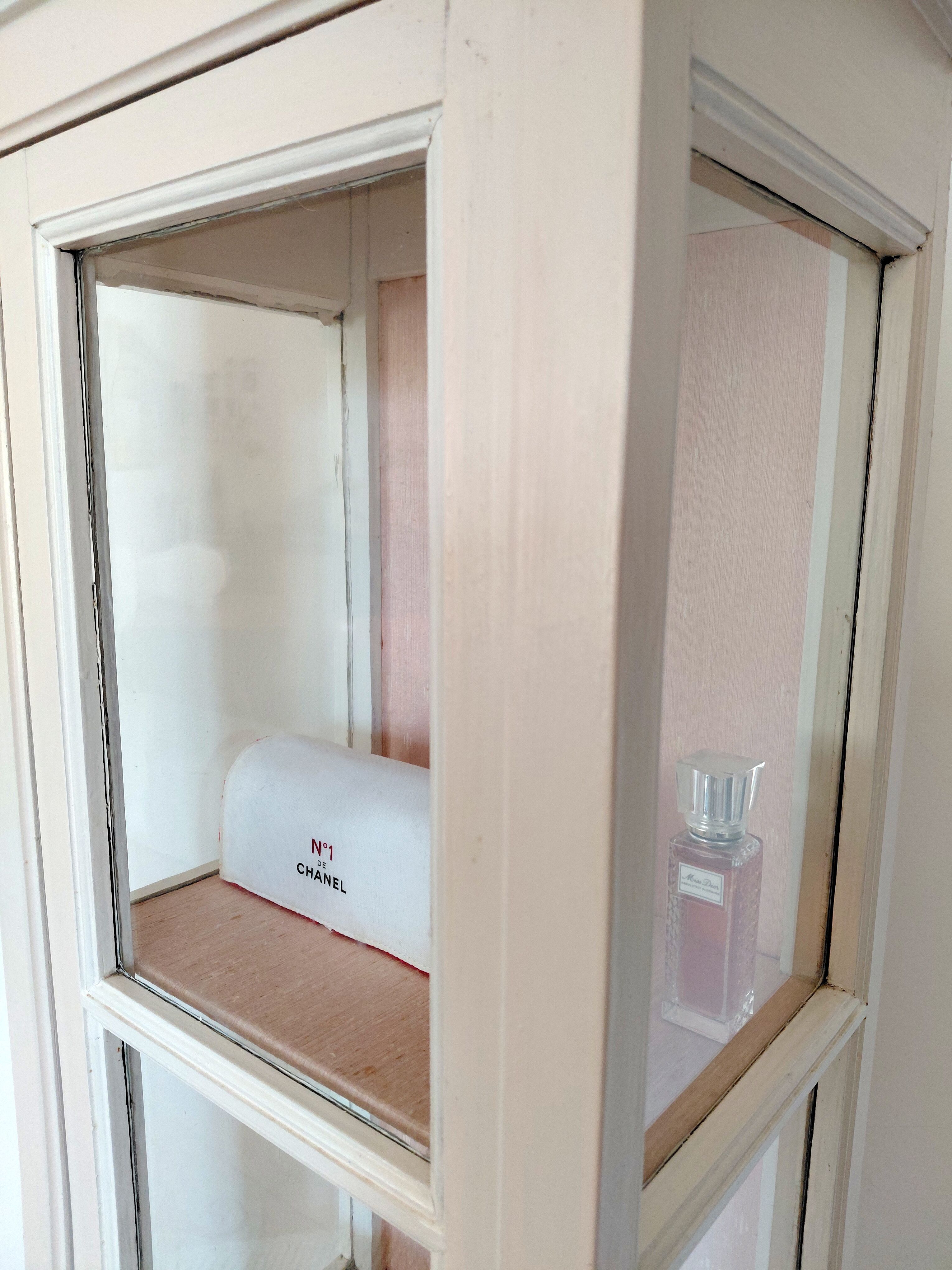 Vitrine ancienne patinée blanc cassé