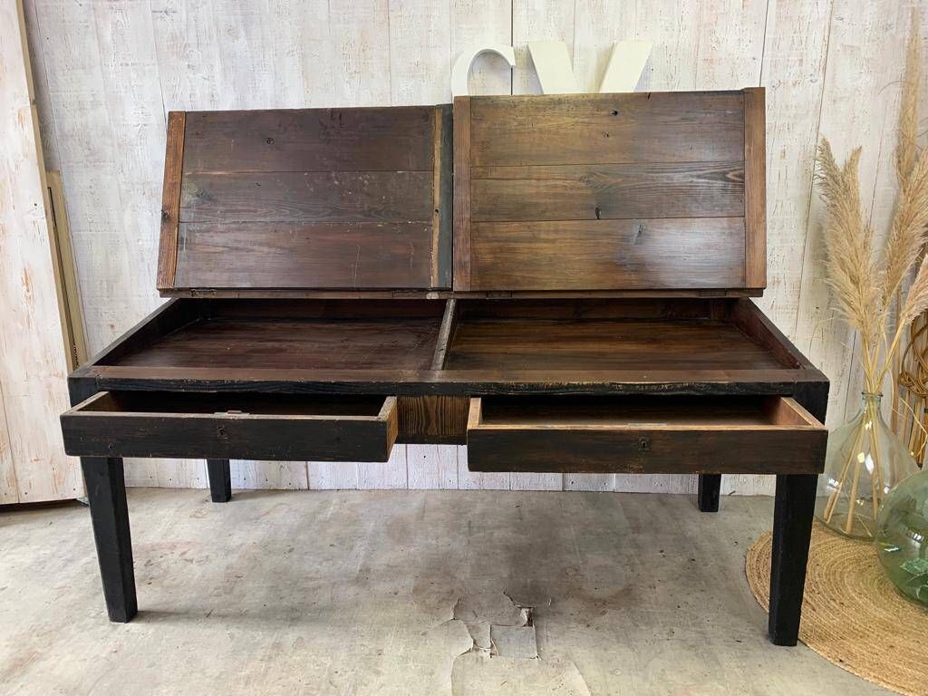 Writing desk/office desk of a notary