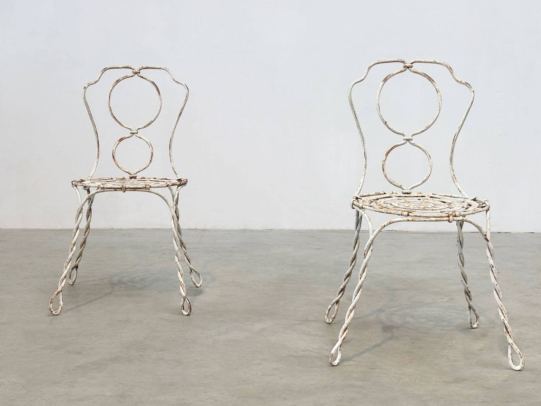 Ensemble de deux chaises de jardin sculpturales françaises