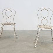 Ensemble de deux chaises de jardin sculpturales françaises