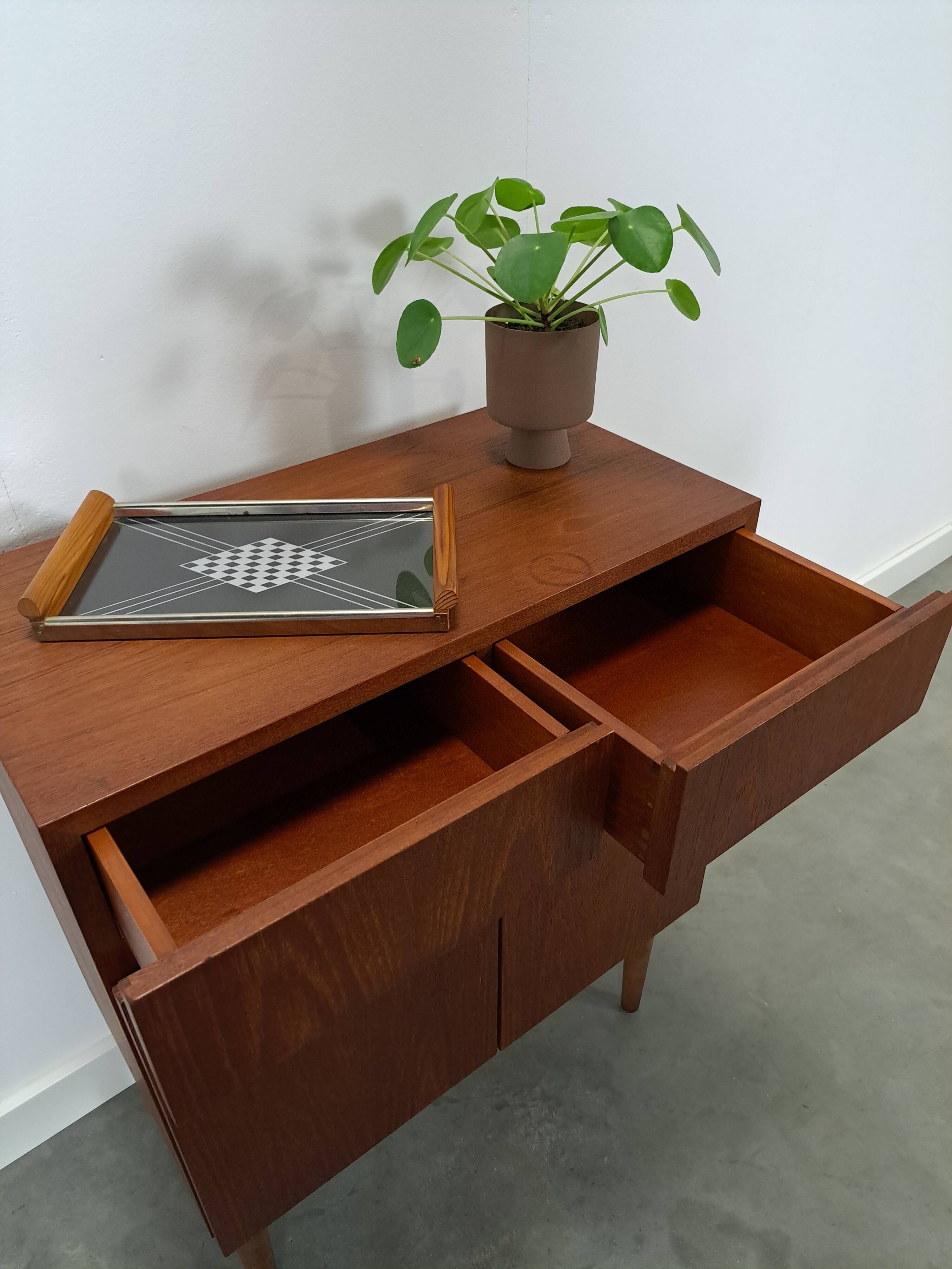 Teck plus fin kastje met lades, nr. 1