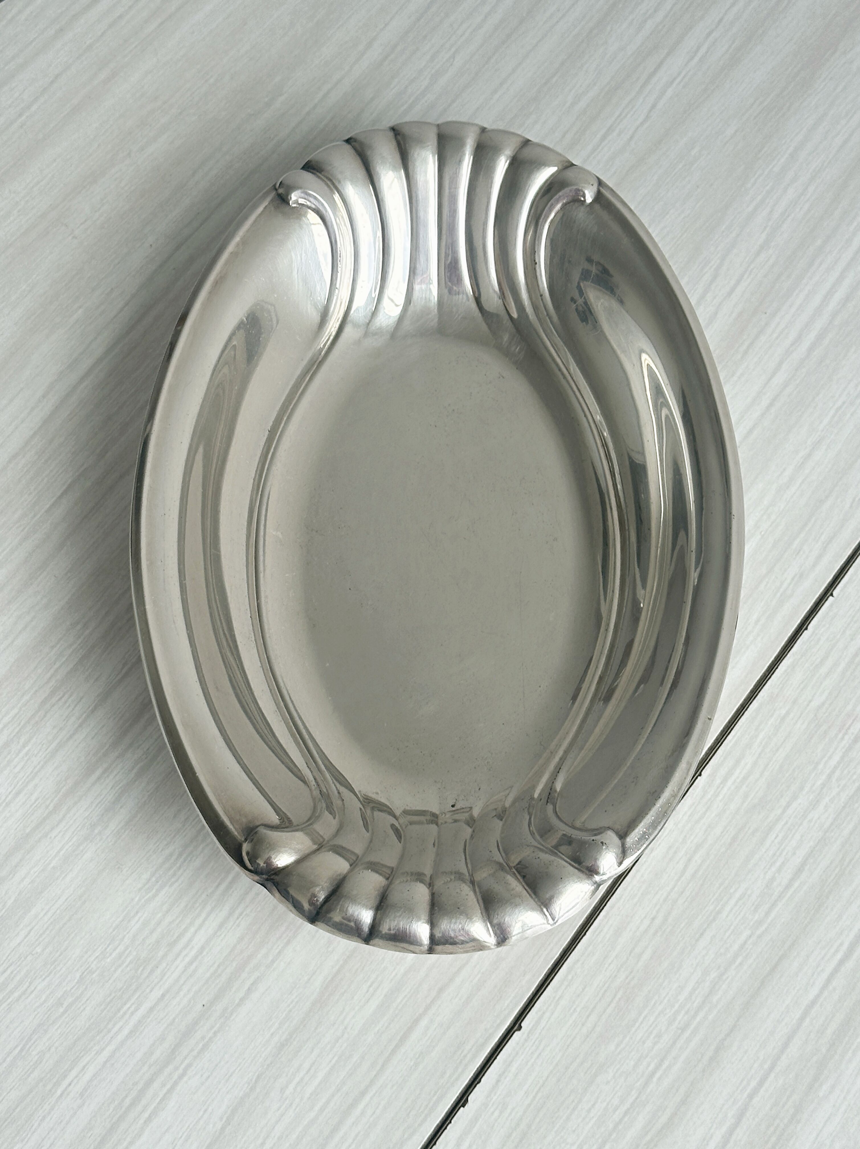 Light silver metal bread basket