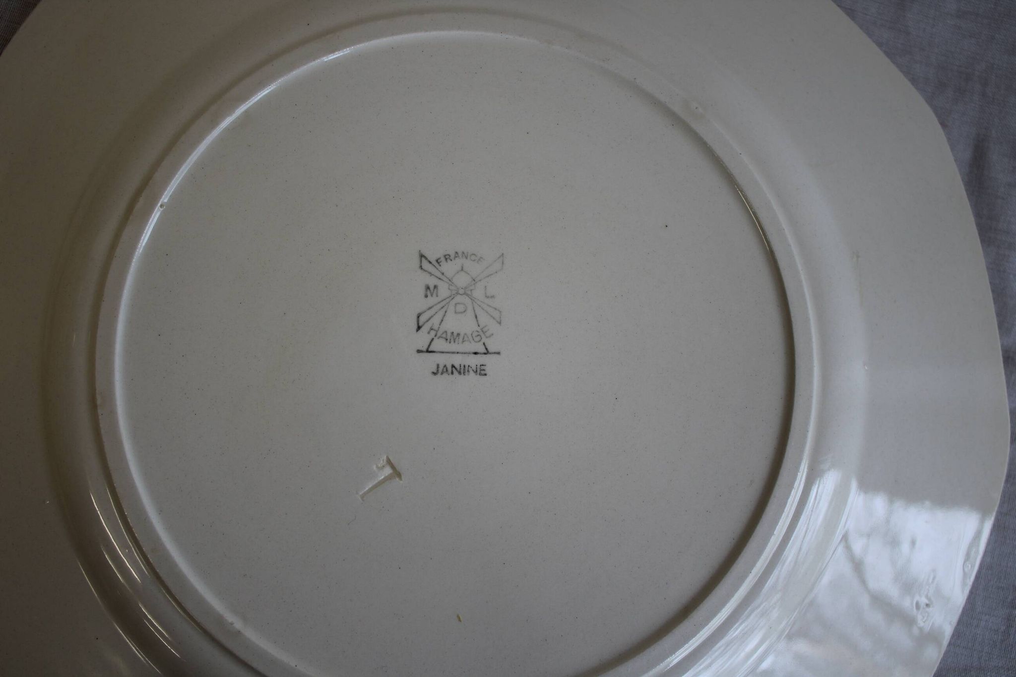 Assiette plate beige motifs fleurs Janine Hammage