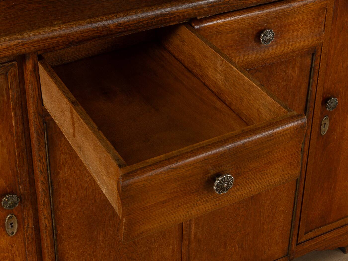 Wonderful two-piece kitchen cabinet from the 1920s