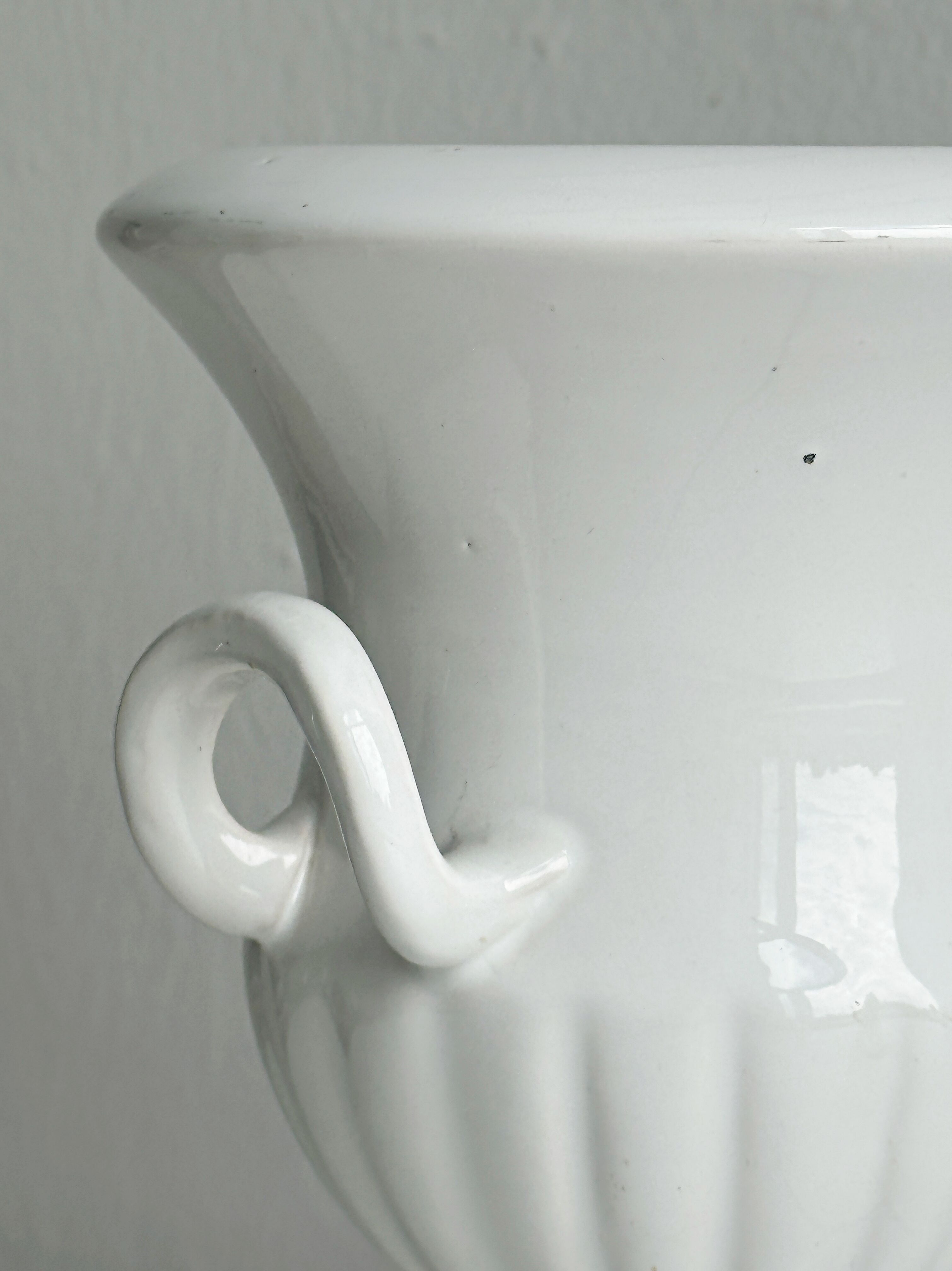 Médicis cache-pot vase in white porcelain