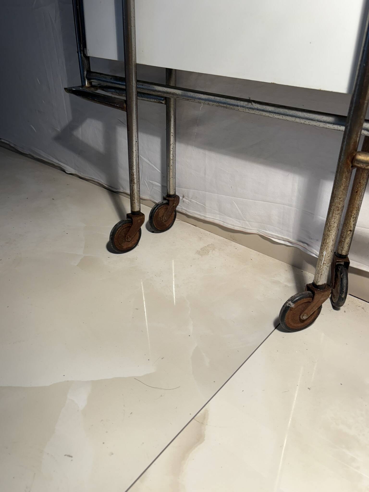 Vintage folding trolley in chromed metal and enamelled trays