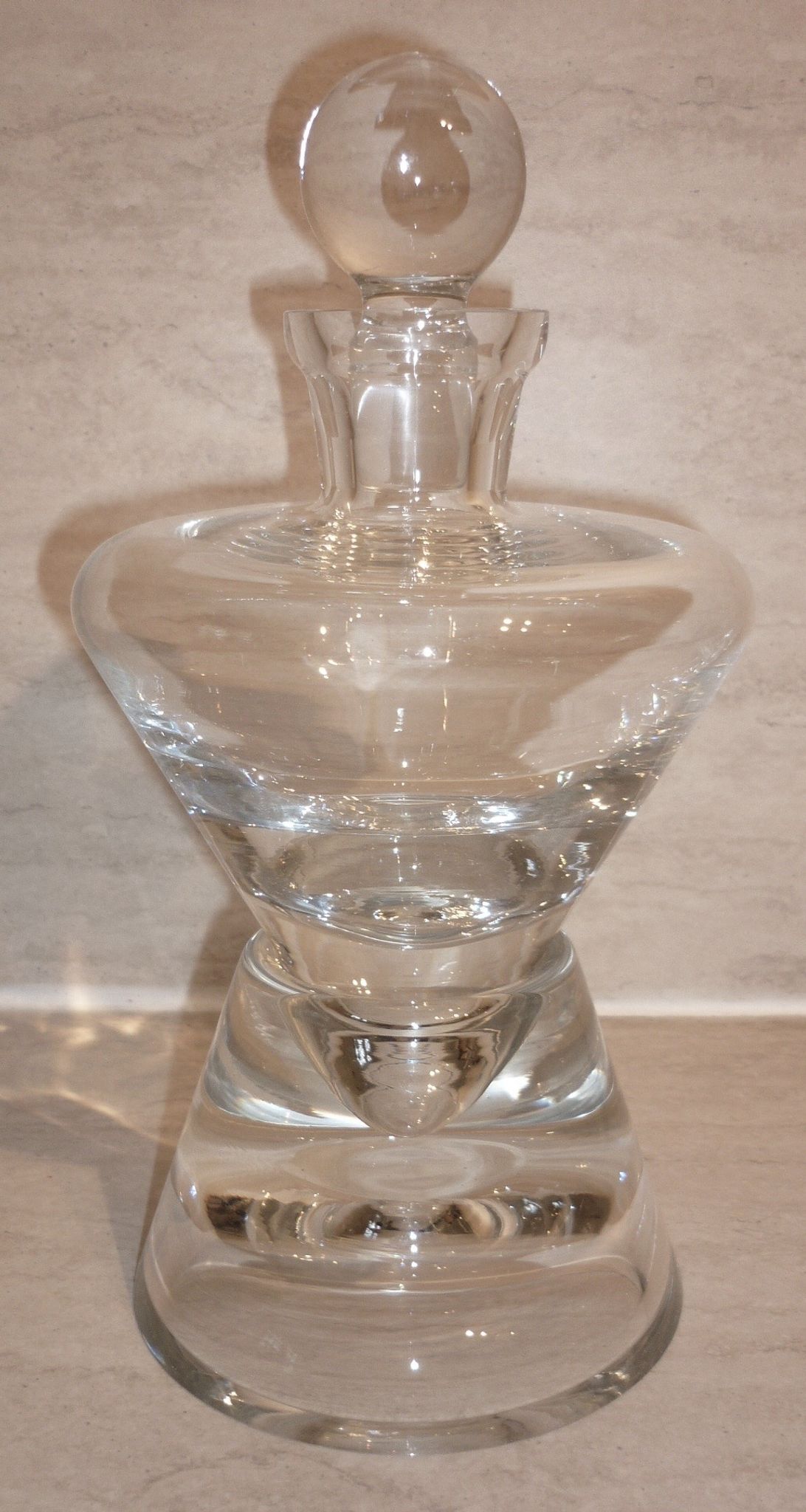 Carafe à vin avec bouchon sur socle en cristal