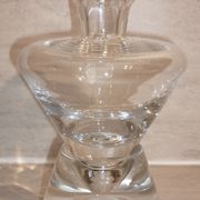 Carafe à vin avec bouchon sur socle en cristal