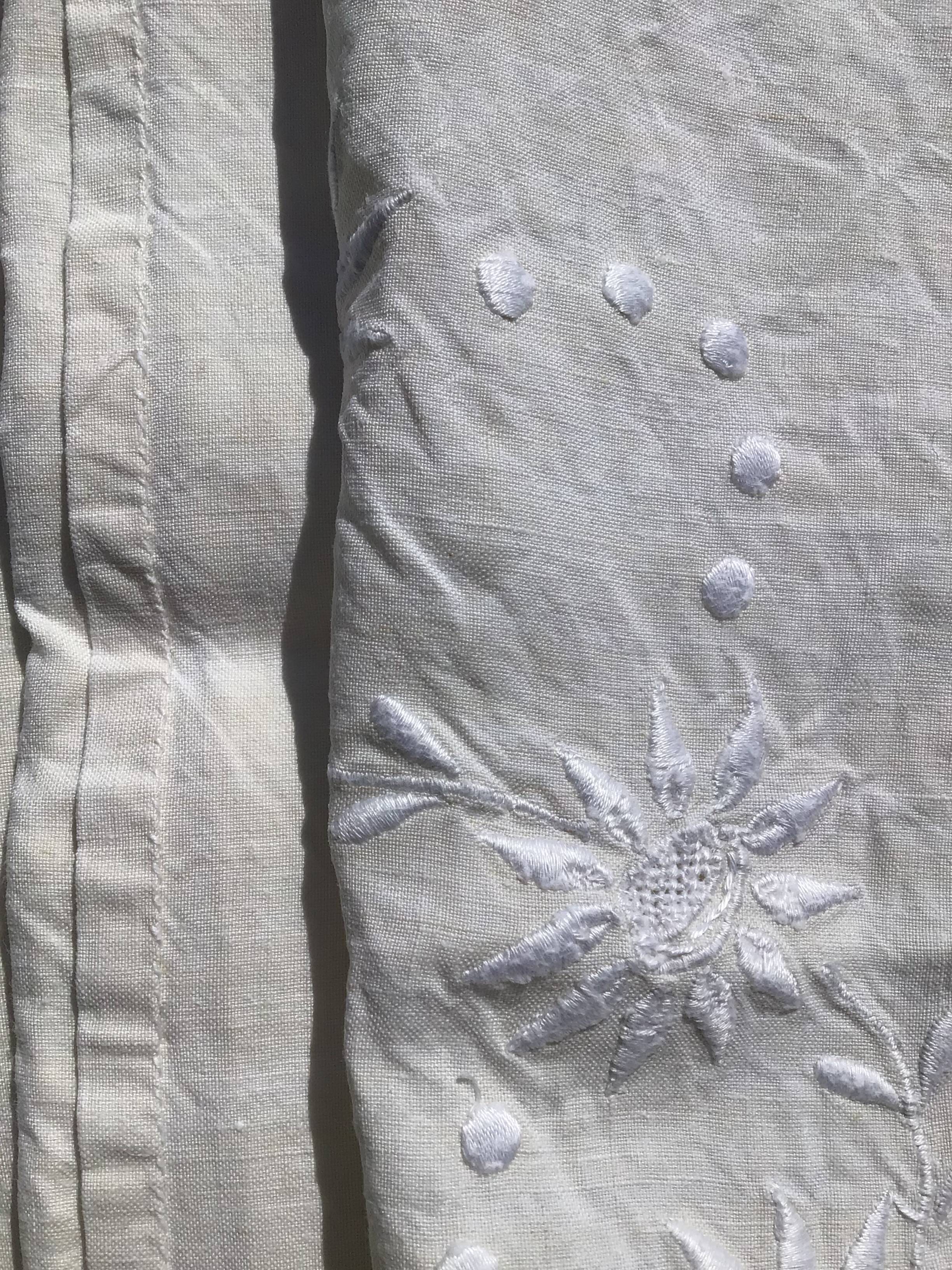 Drape 2 places JP sunflowers and pastilles.