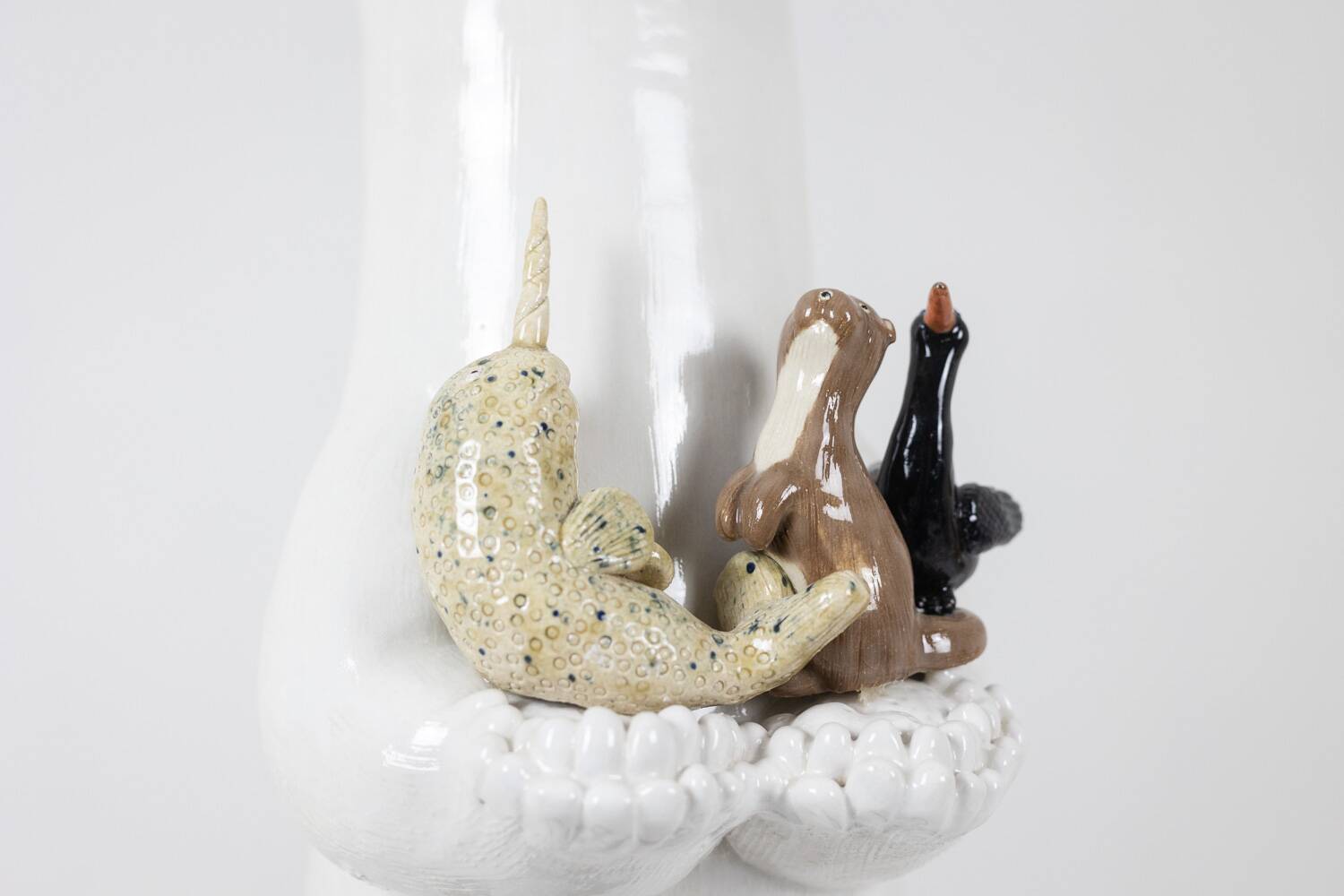 Valérie Courtet. Ours présentant 3 animaux. Contemporain.