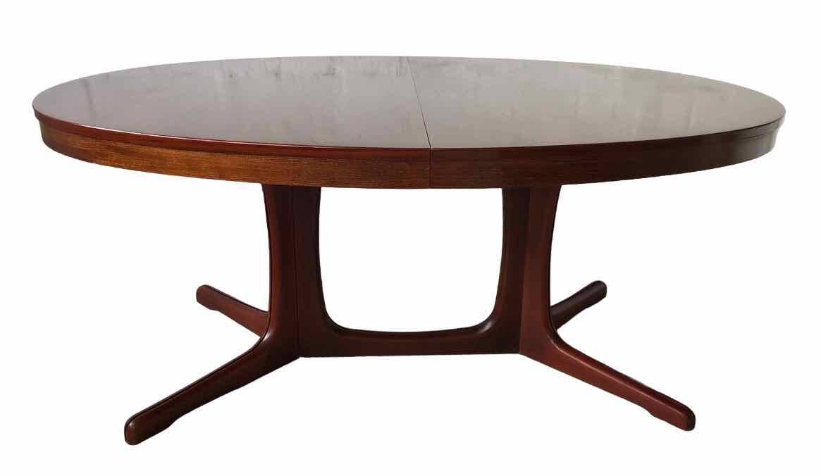 Oval extendable table designed 1960 Baumann style