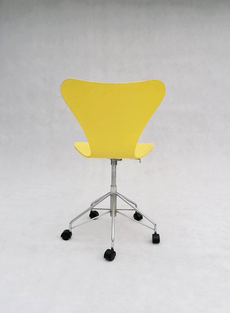 Model 3117 office swivel chair in yellow by Arne Jacobsen for Fritz Hansen, 1995
