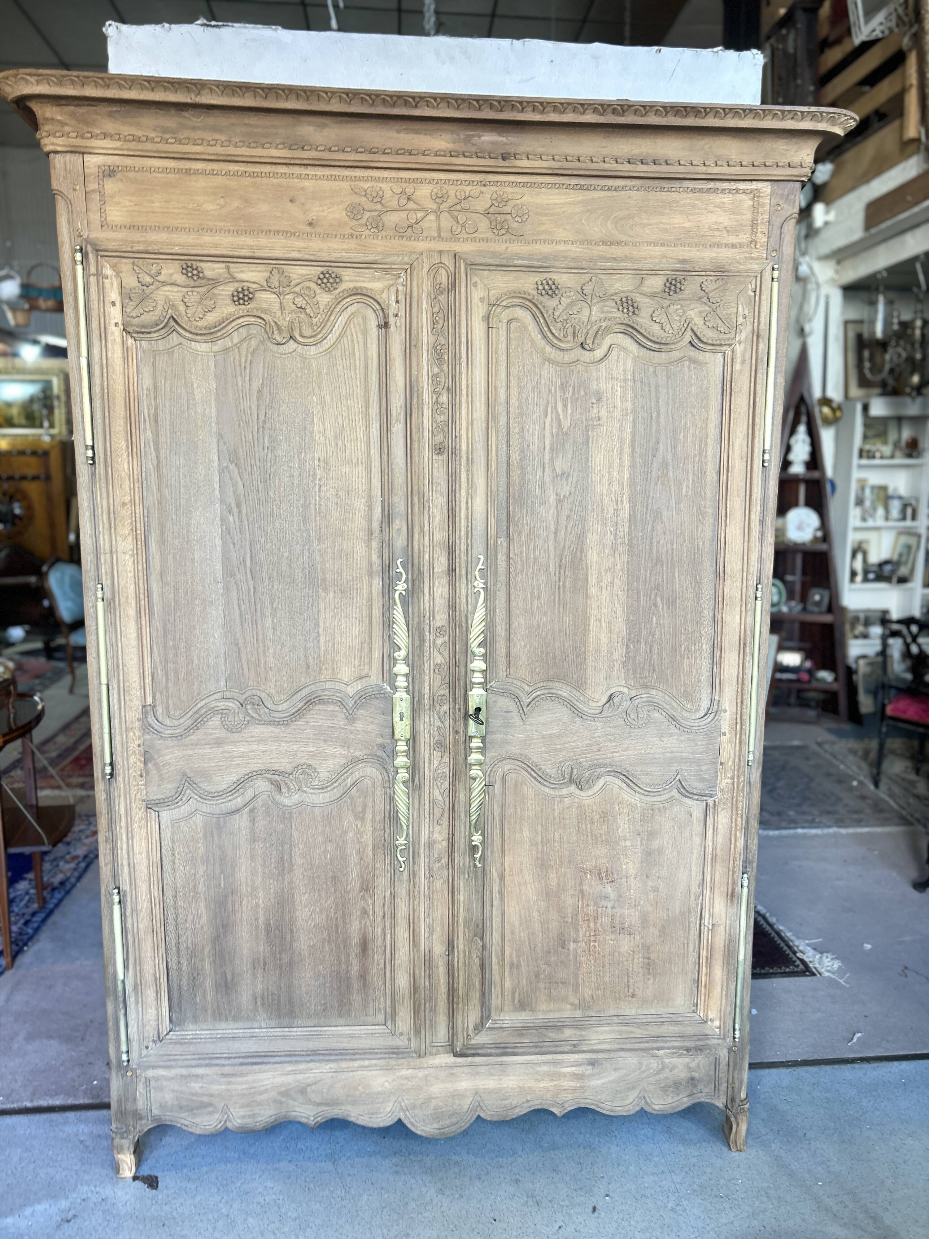 Armoire ancienne ,deux portes,  en chêne décapée, Style Louis XV