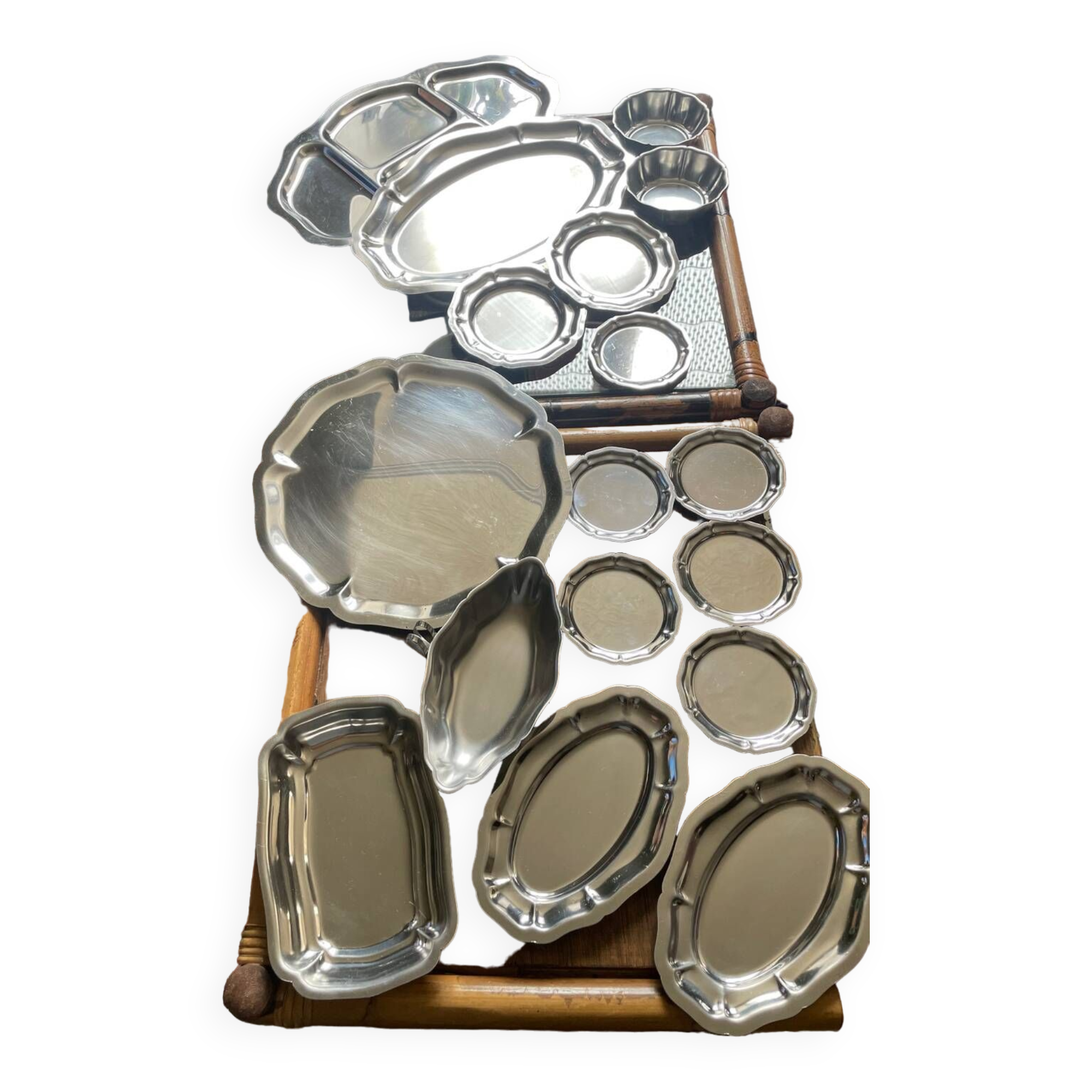 Set of stainless steel dishes