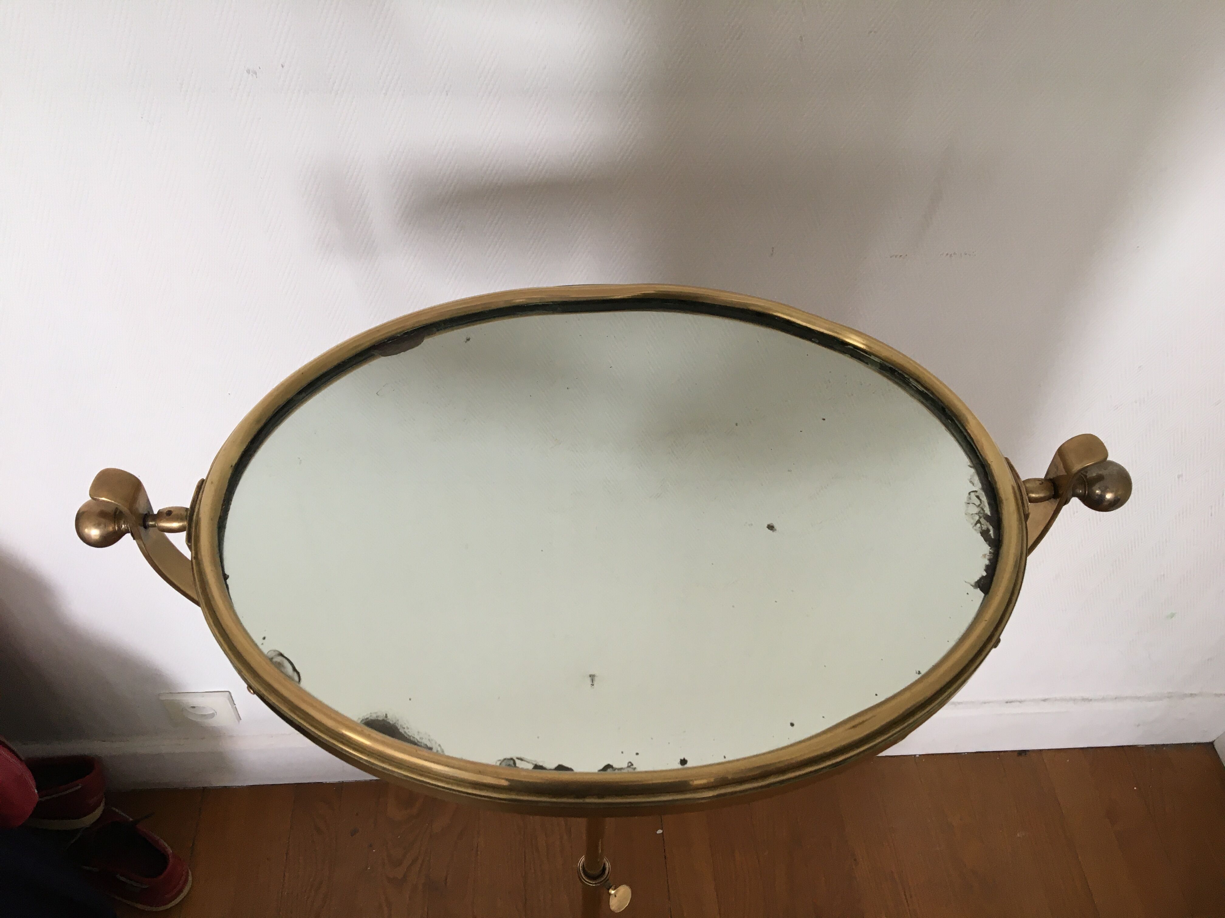 Mirror on store stand