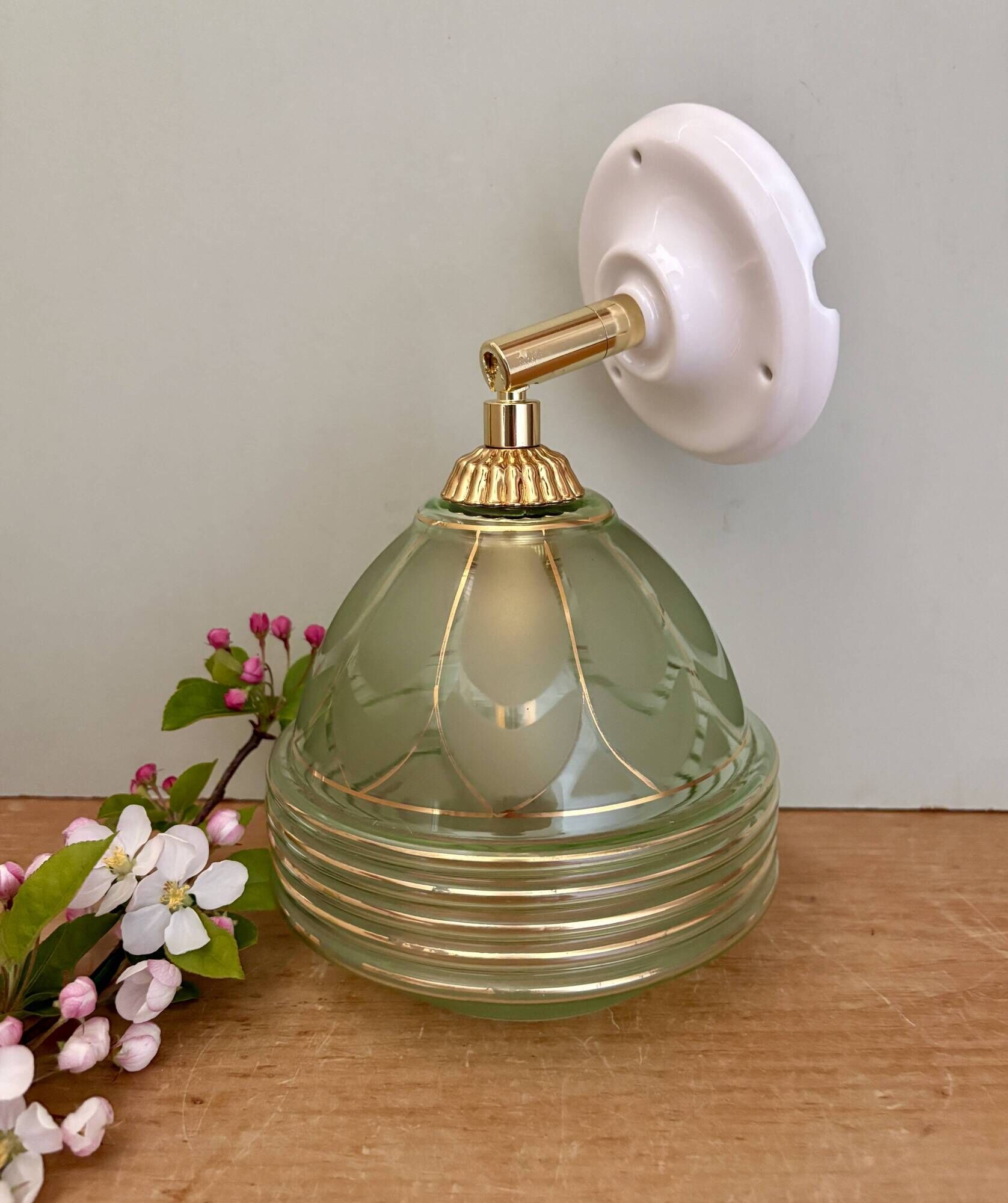 Vintage art deco tulip wall lamp in green and gold glass