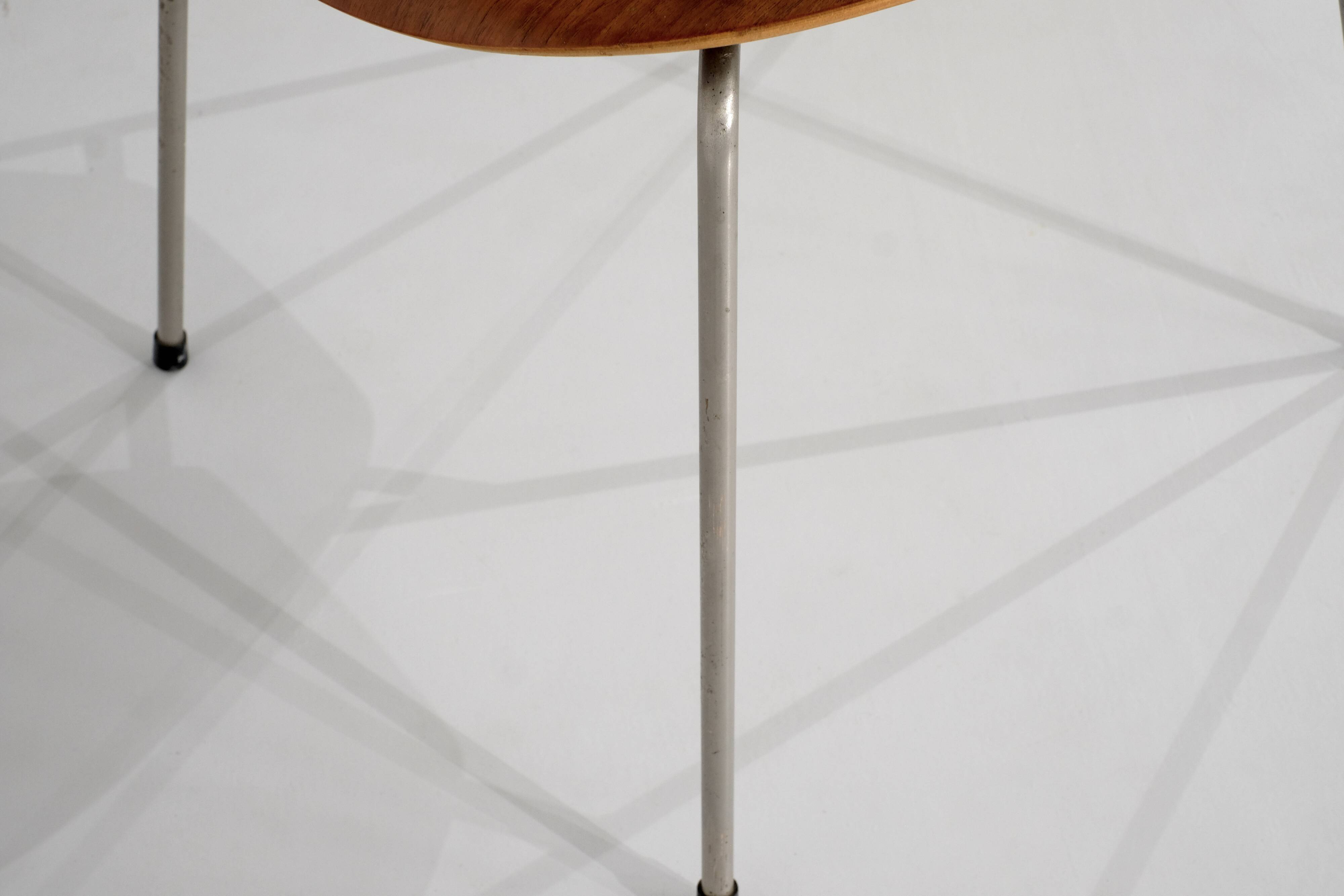 Model "3207" chair by Arne Jacobsen for Fritz Hansen, Denmark 1955.