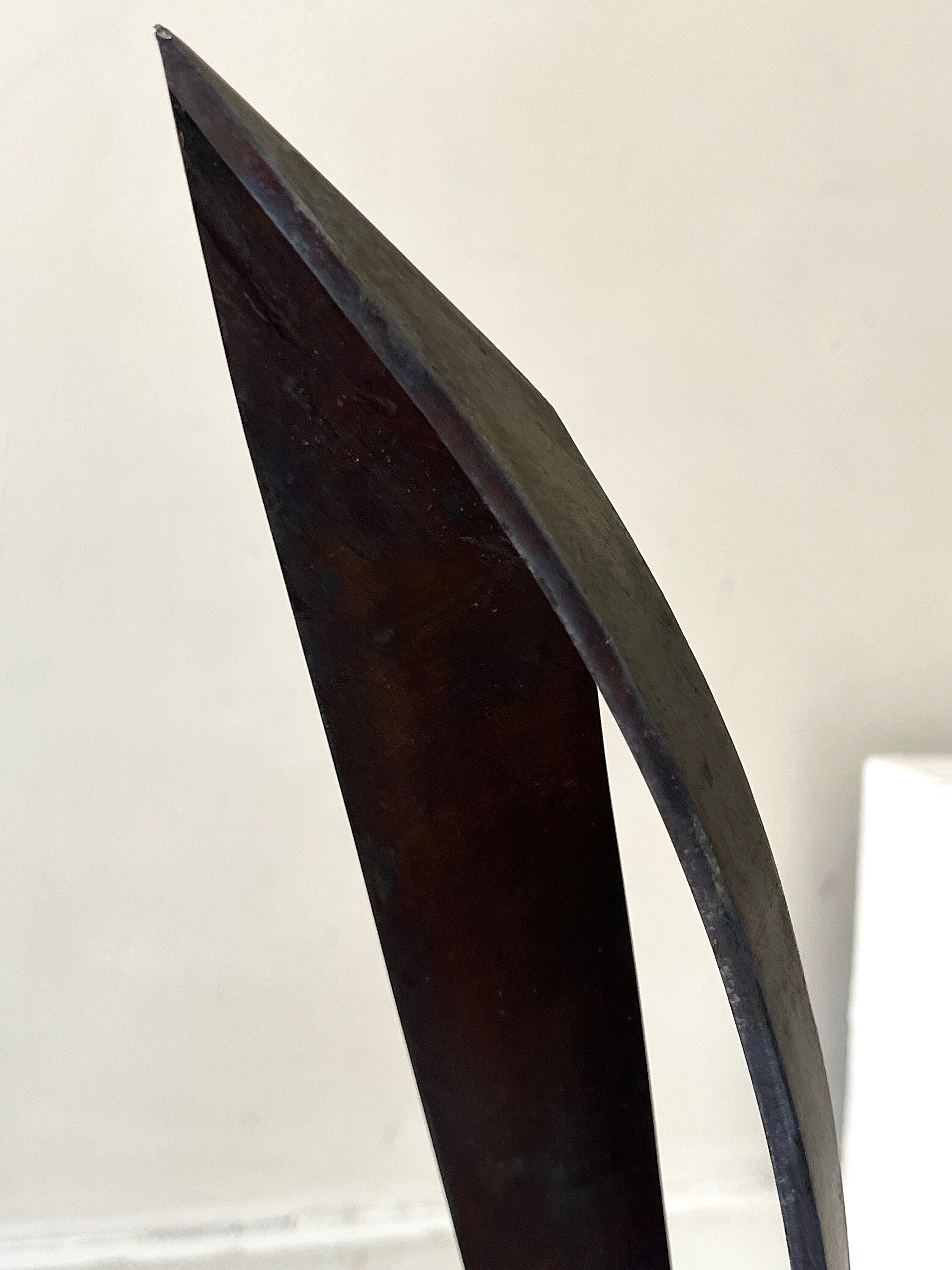 Sculpture abstraite en bronze veritable et signée, modernisme 1970