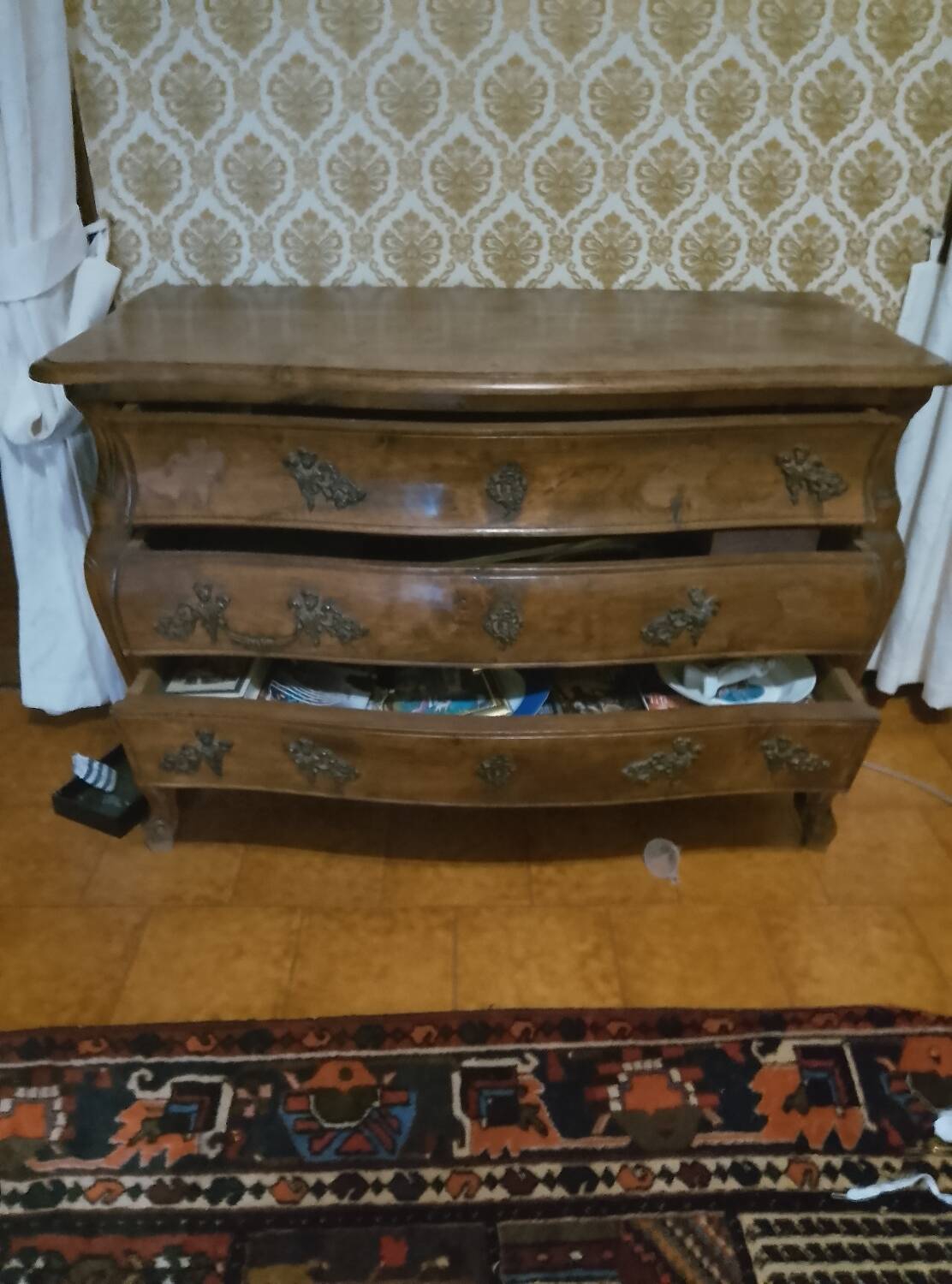 Bordeaux commode