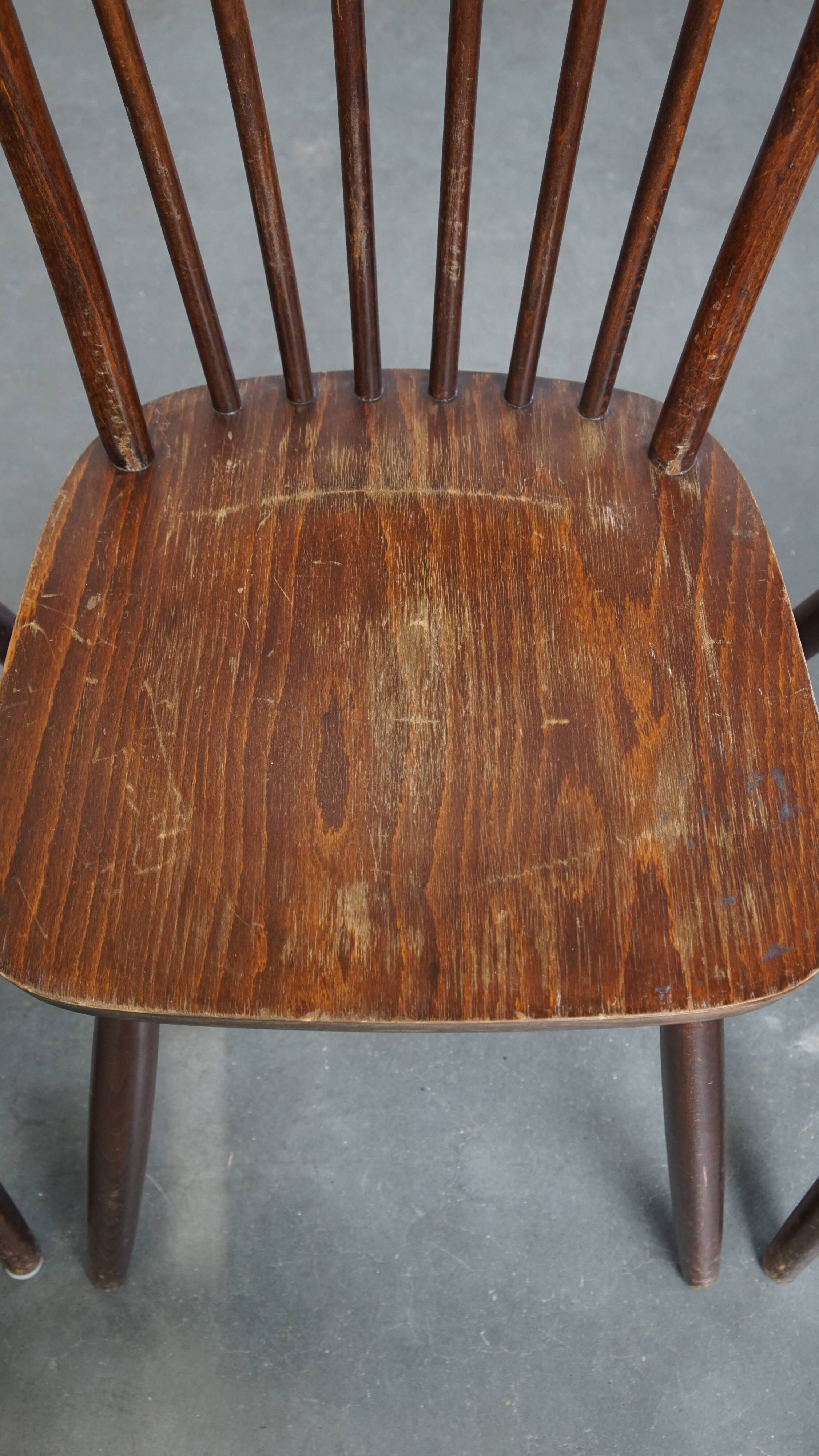 Ensemble de 8 chaises Windsor vintage en bois à dossier fuseau des années 1970