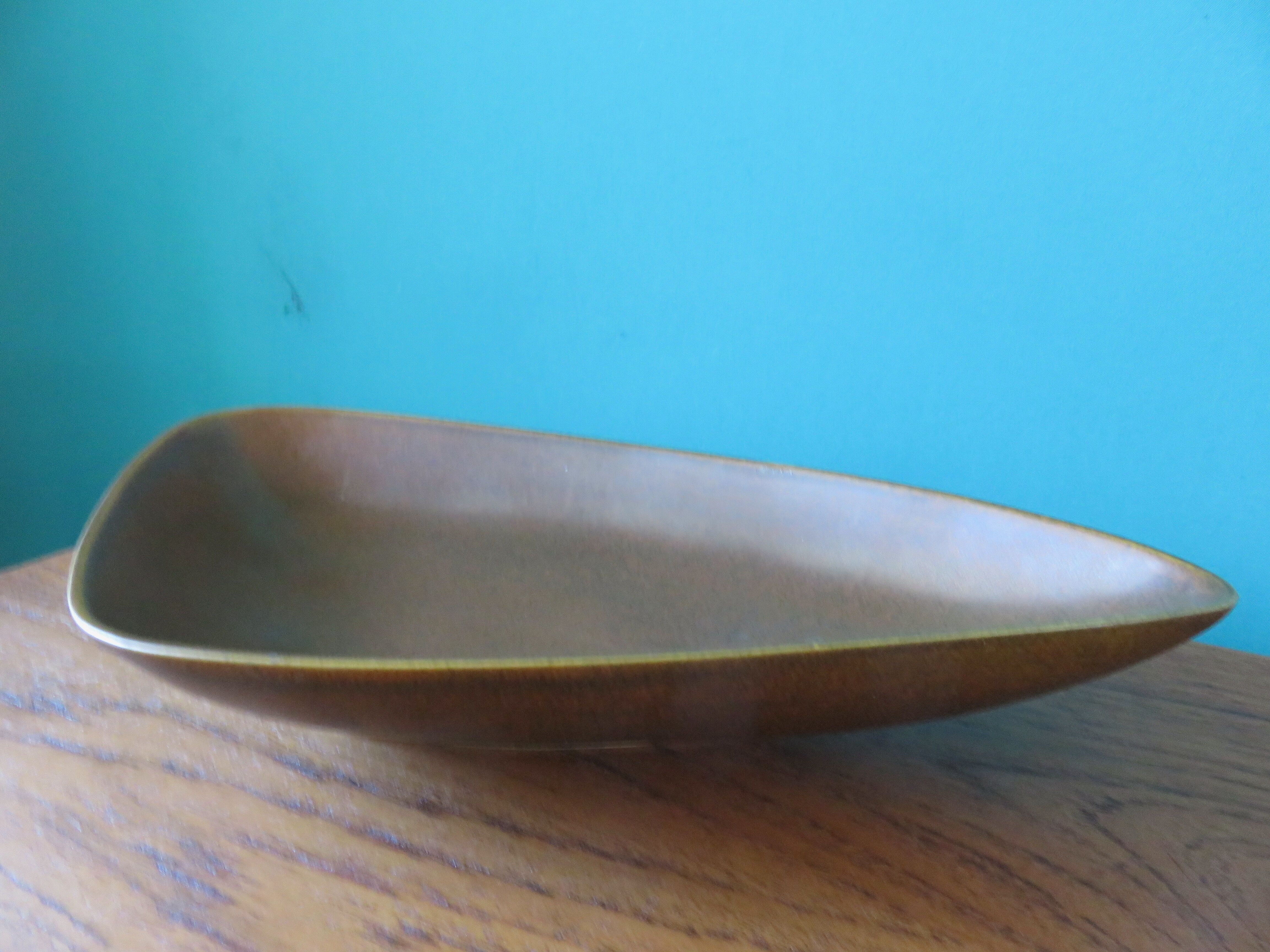 Triangular ceramic dish by Gunnar Nylund. Sweden (1960)