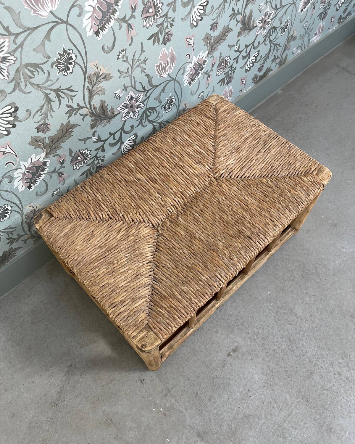 Storage bench in wood and straw (renovated)