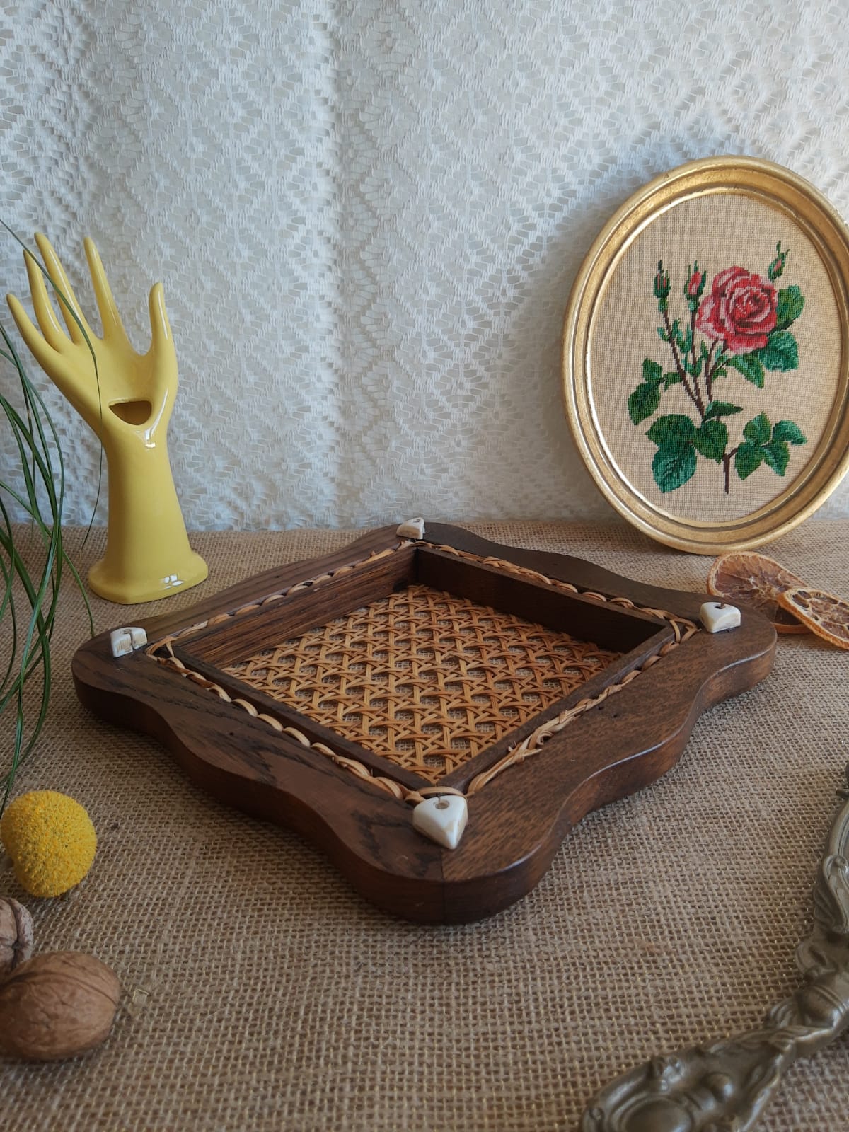 Dessous de plat bois et cannage vintage