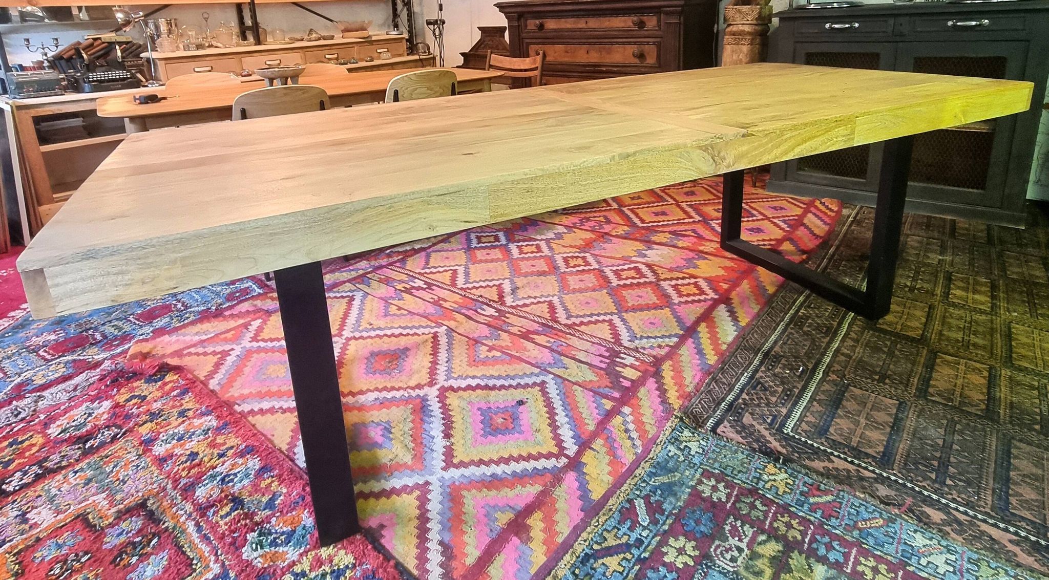 Table grande dimension en manguier pied comptemporain