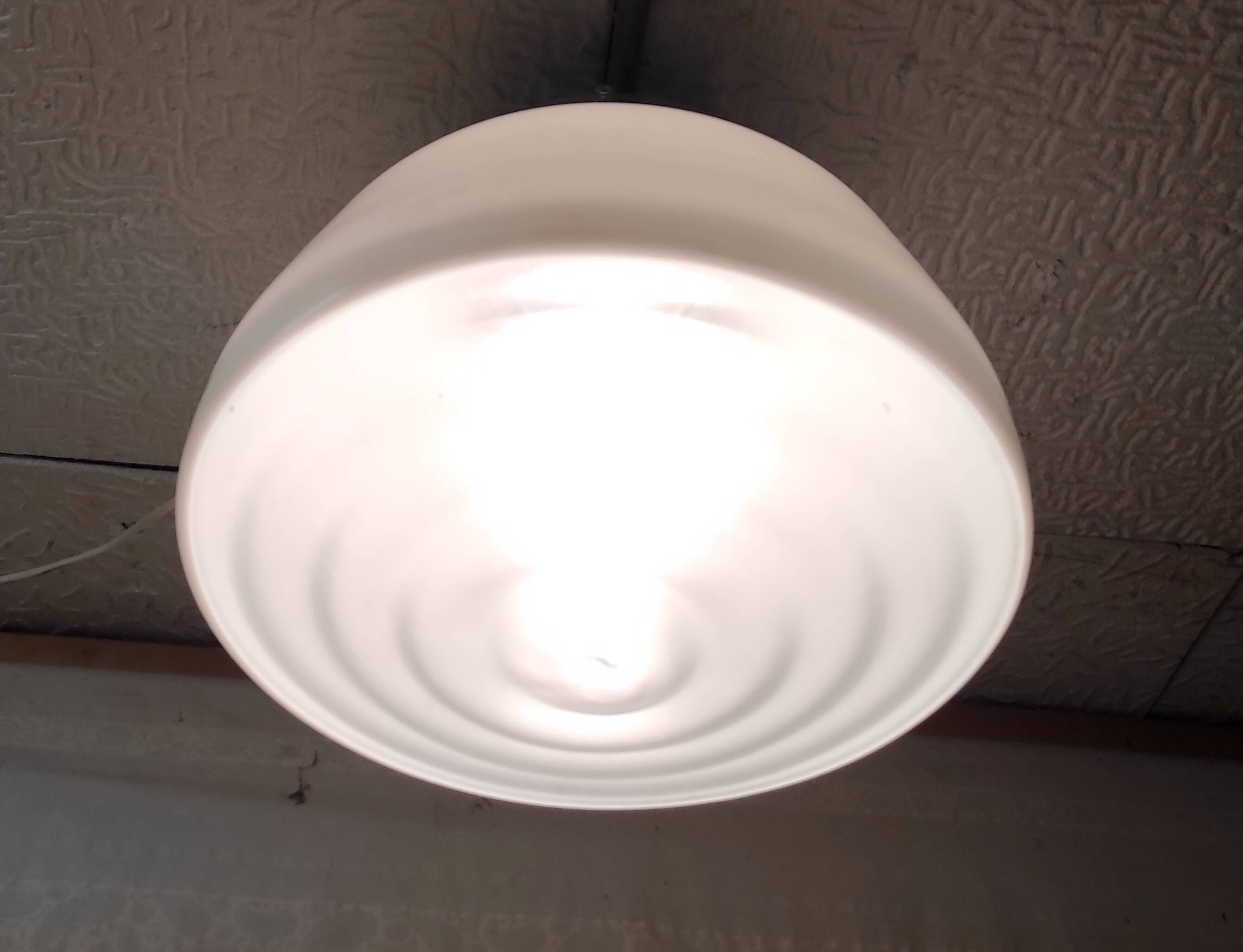 Plafonnier XXL style industriel globe opaline - mid. XXème