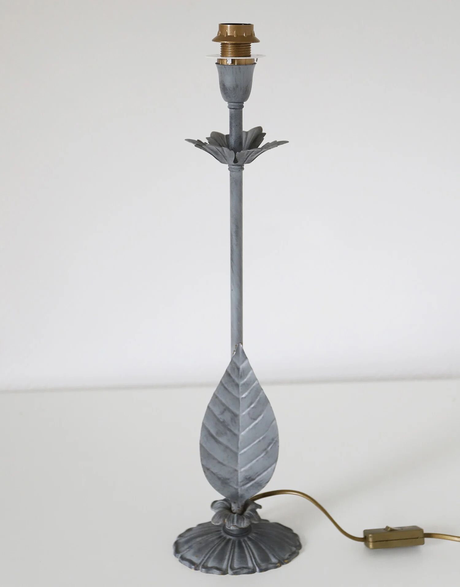 Table lamp – Vintage base and fringed floral shade