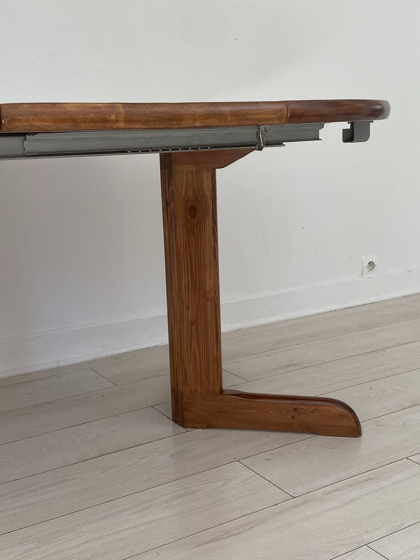 Extendable table for 4/6 people in pine.