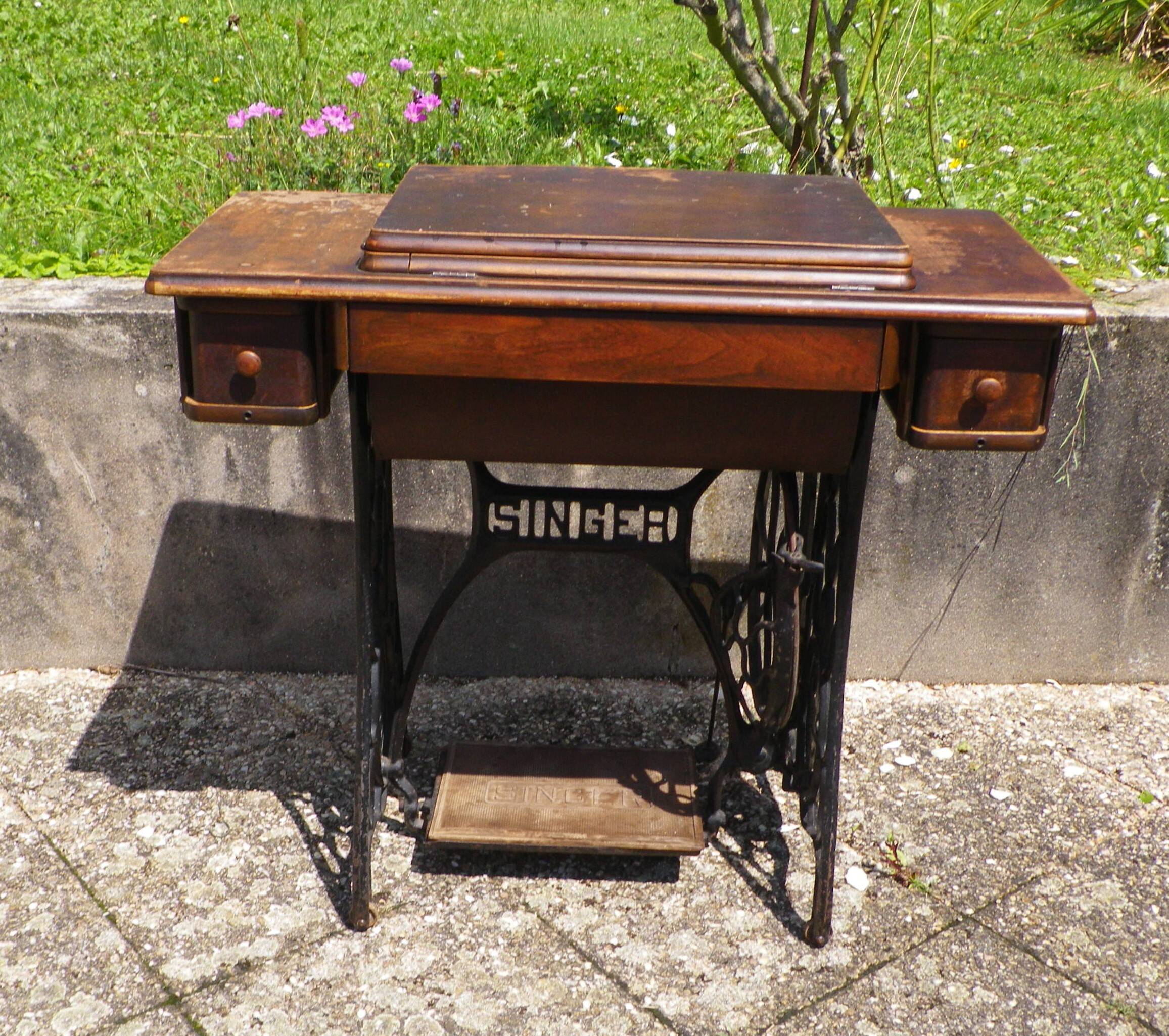 Singer sewing machine, 1928