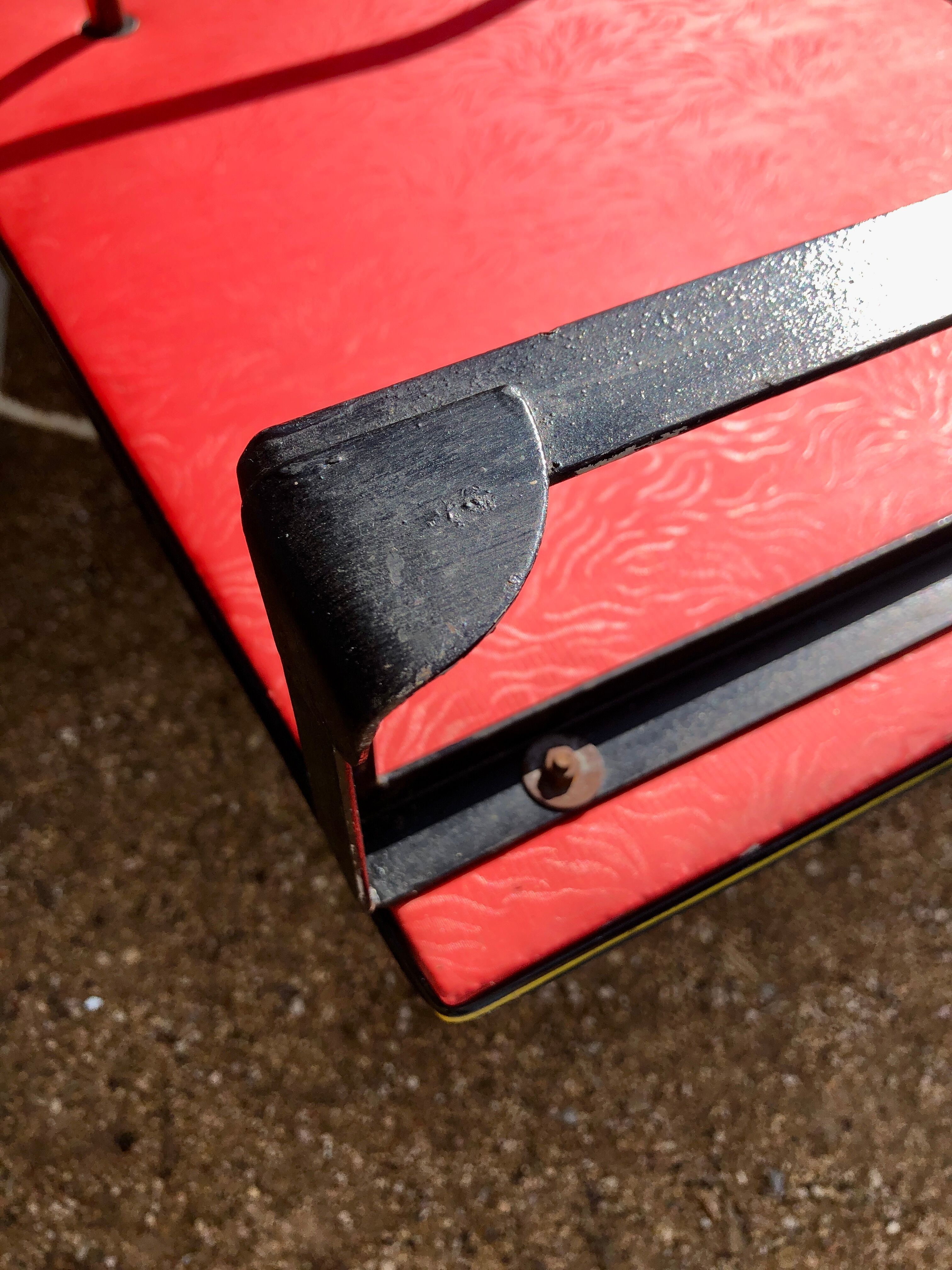 Porte-manteau rouge 1950 miroir forme libre patères laiton