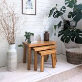 Ensemble de 3 tables gigognes vintage Mid-Century en chêne massif style bru