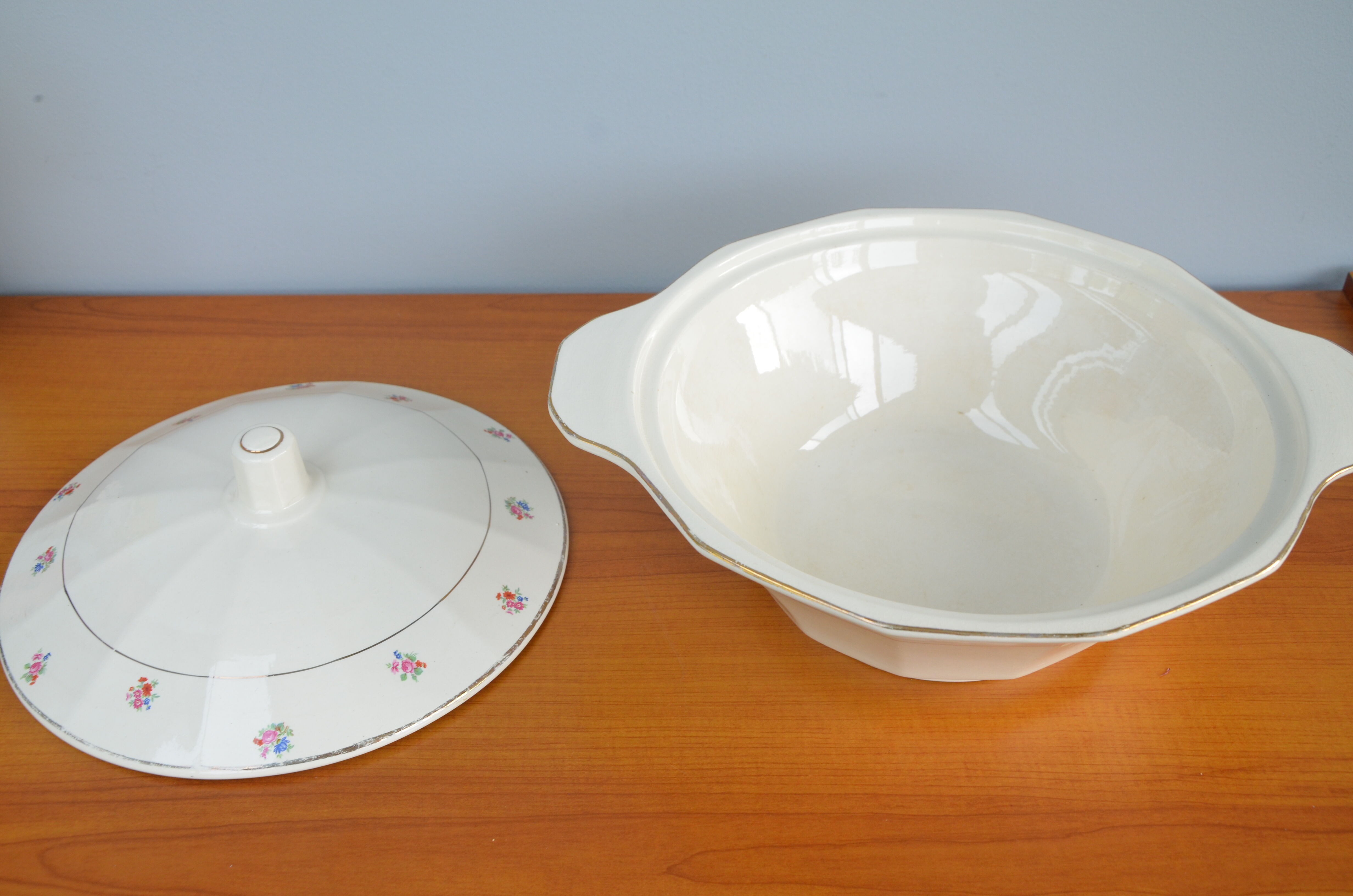 Sarregemines soup tureen, floral motif