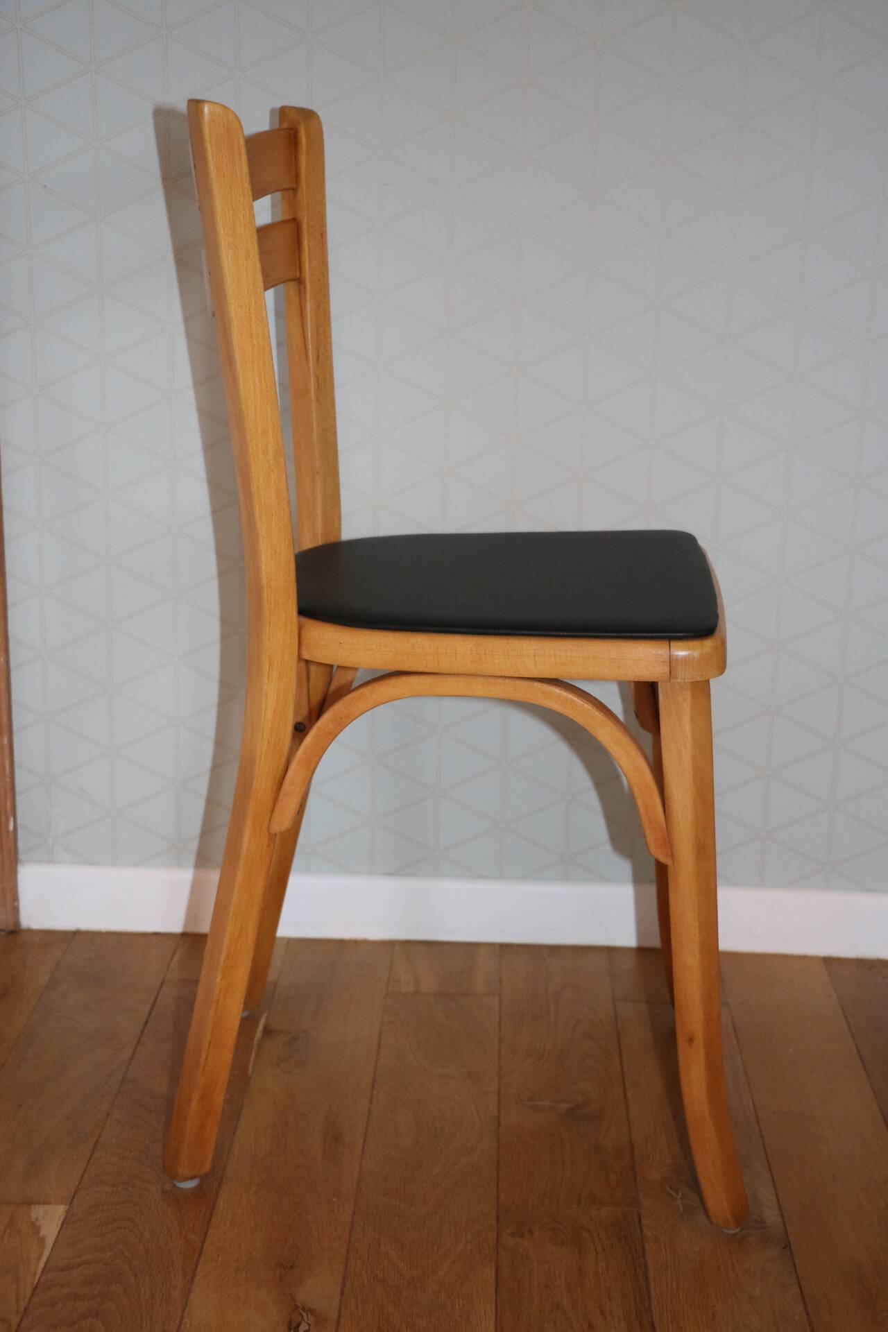 2 chaises Baumann N°19 hêtre clair skai noir