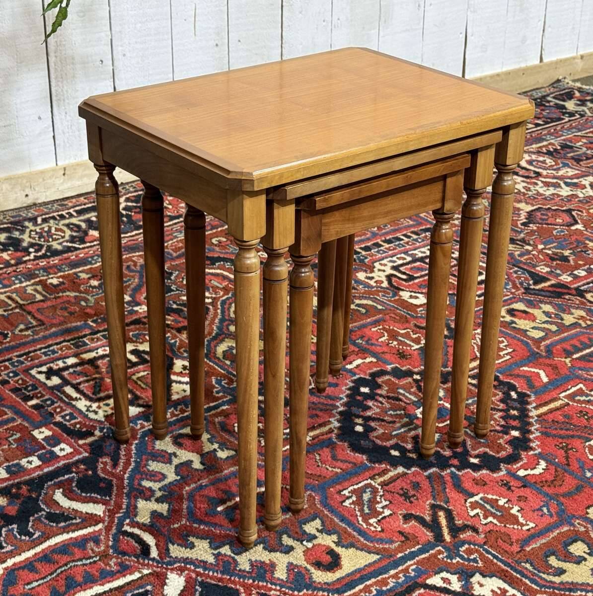 Set of 3 nesting tables in cherry wood from the 1960s.