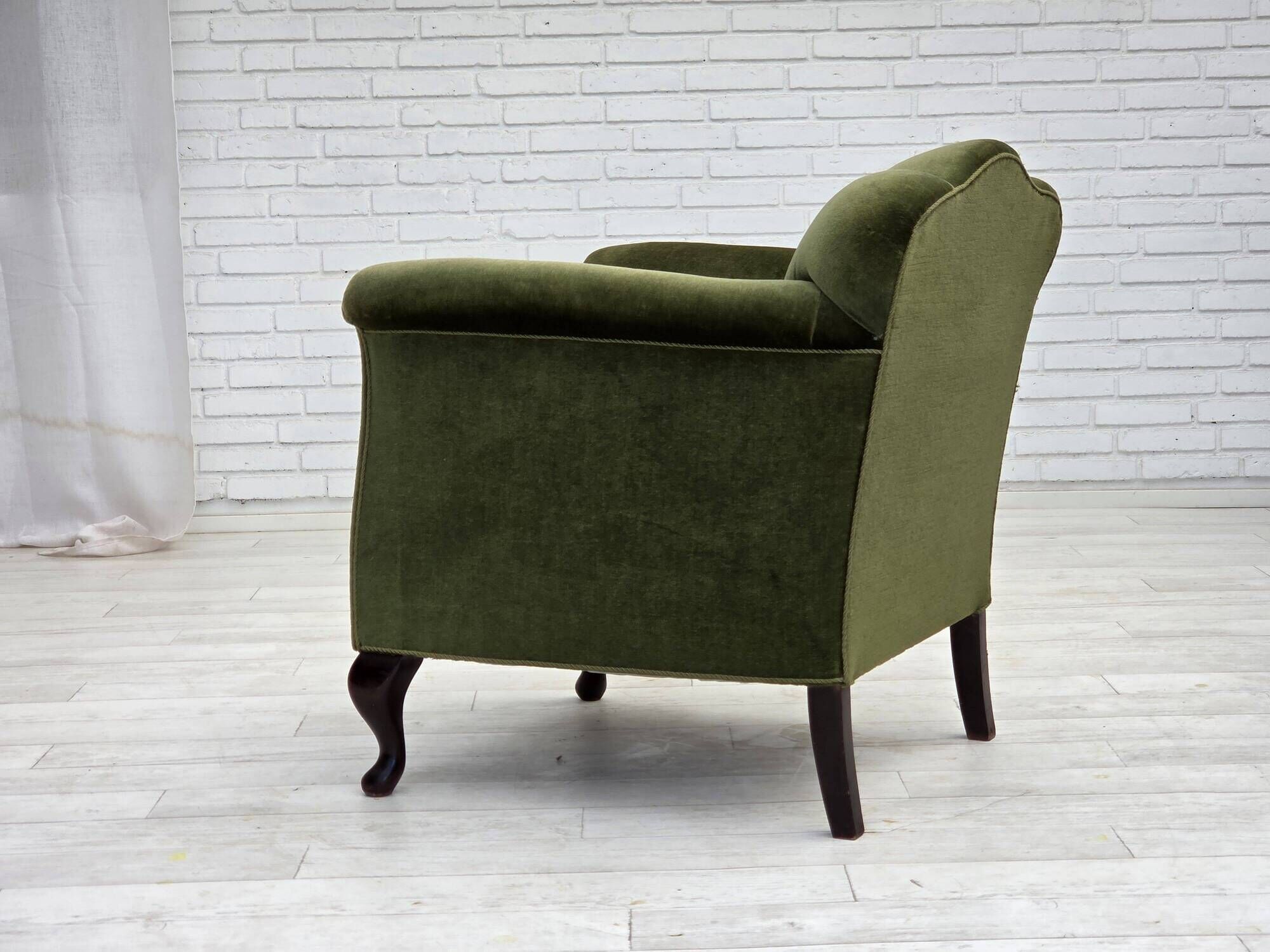 Fauteuil danois des années 1950, velours vert, pieds en frêne.