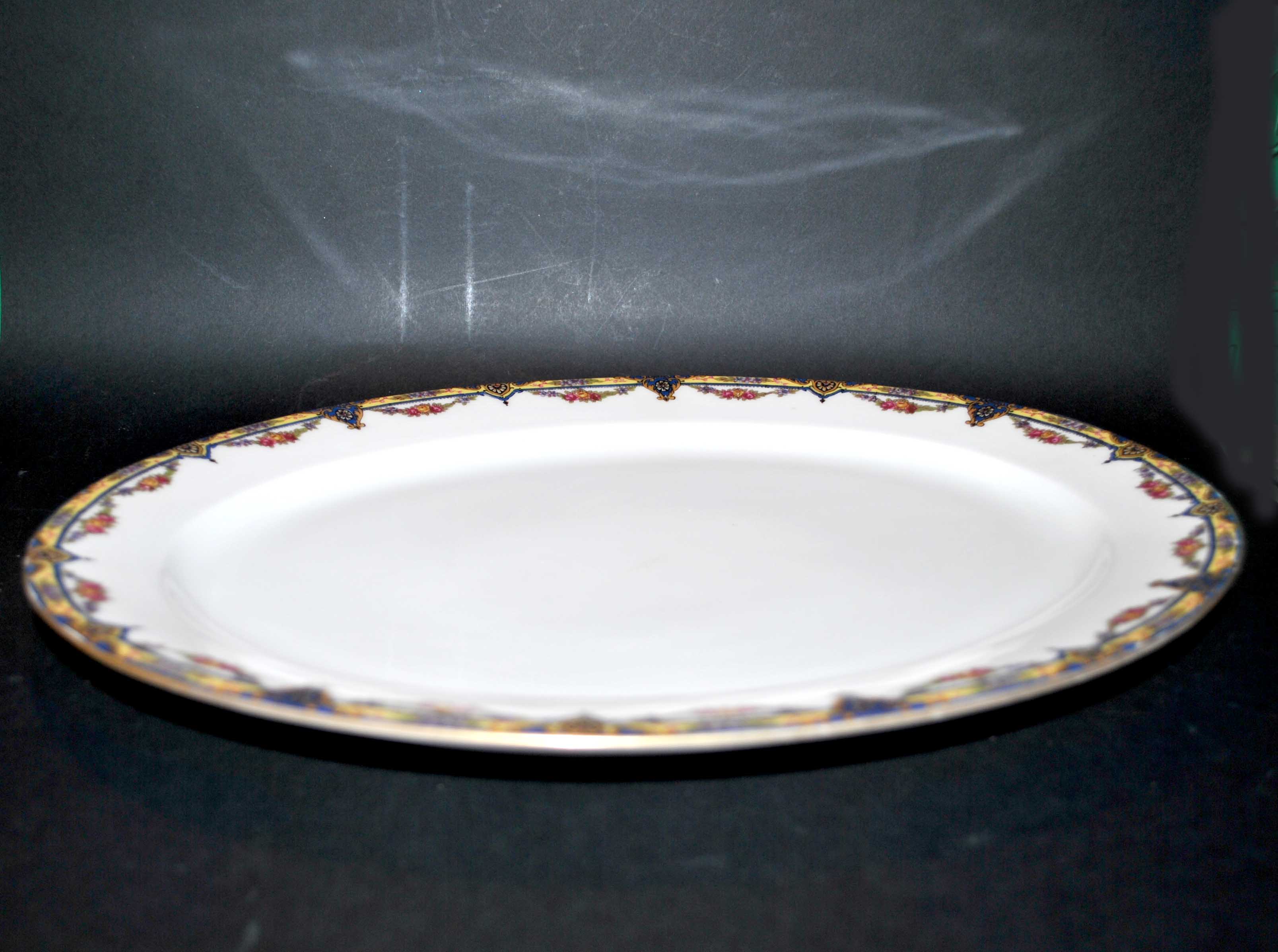 Oval dish in Limoges porcelain W.GUERIN &Cie decorated with floral garlands