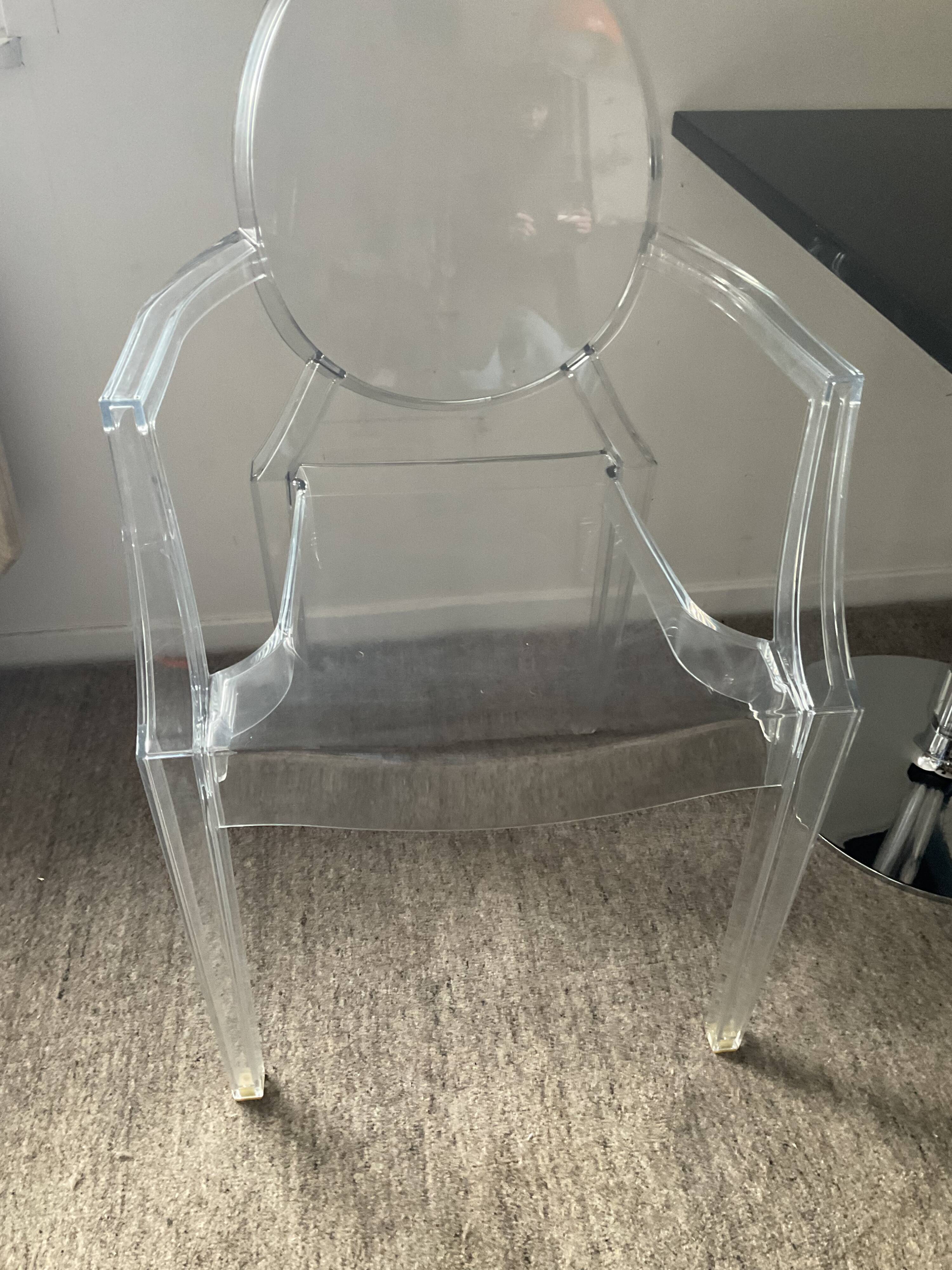 Ensemble Philippe Starck Kartell table à manger Top Top et 2 fauteuils Louis Ghost