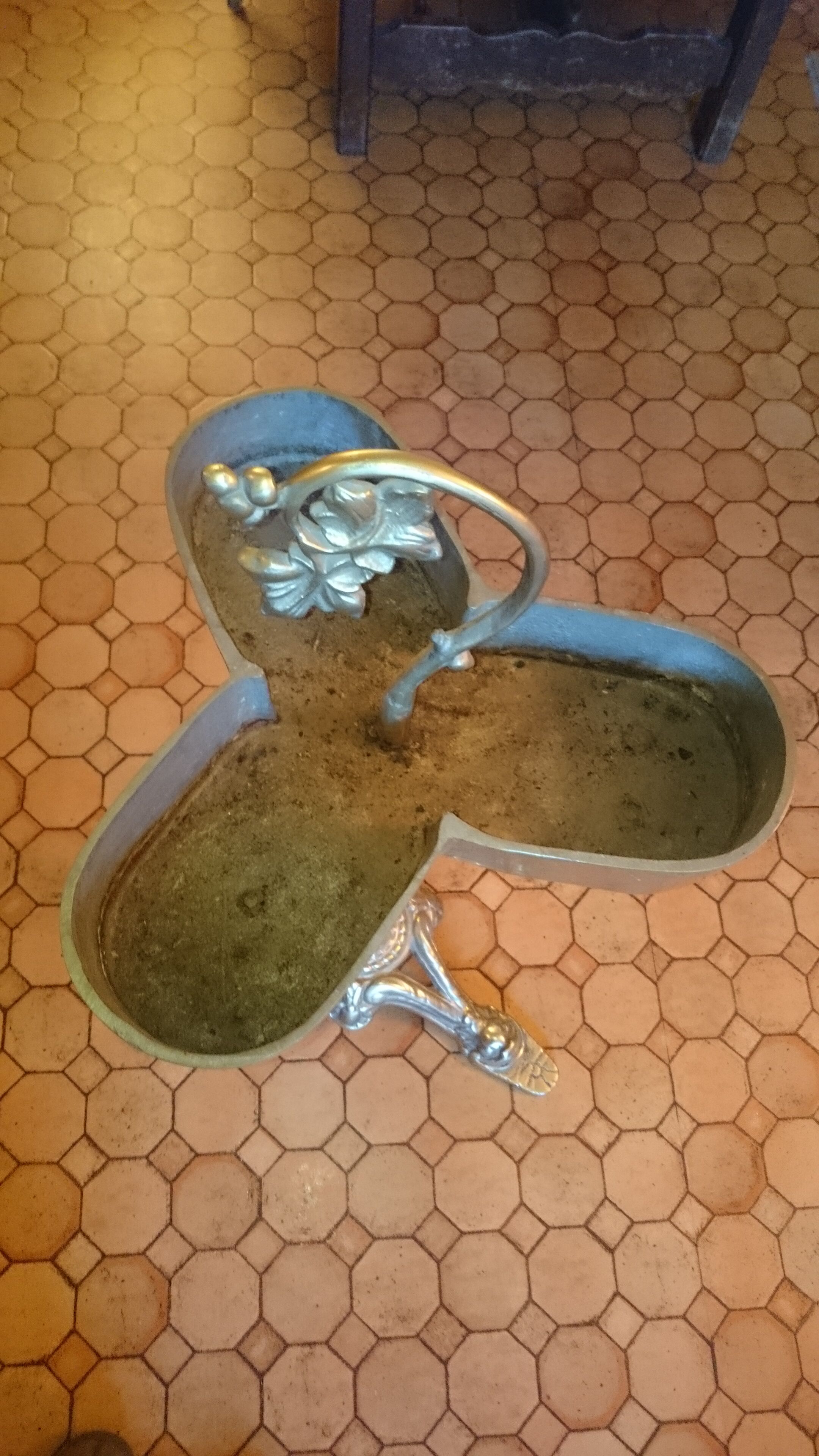 Holder carved metal pots early XXeme