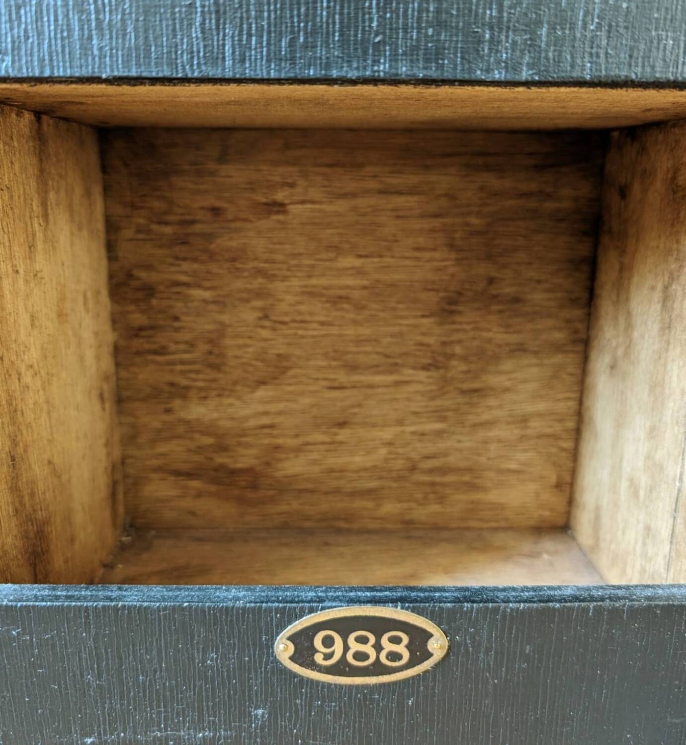 Hotel locker cabinet