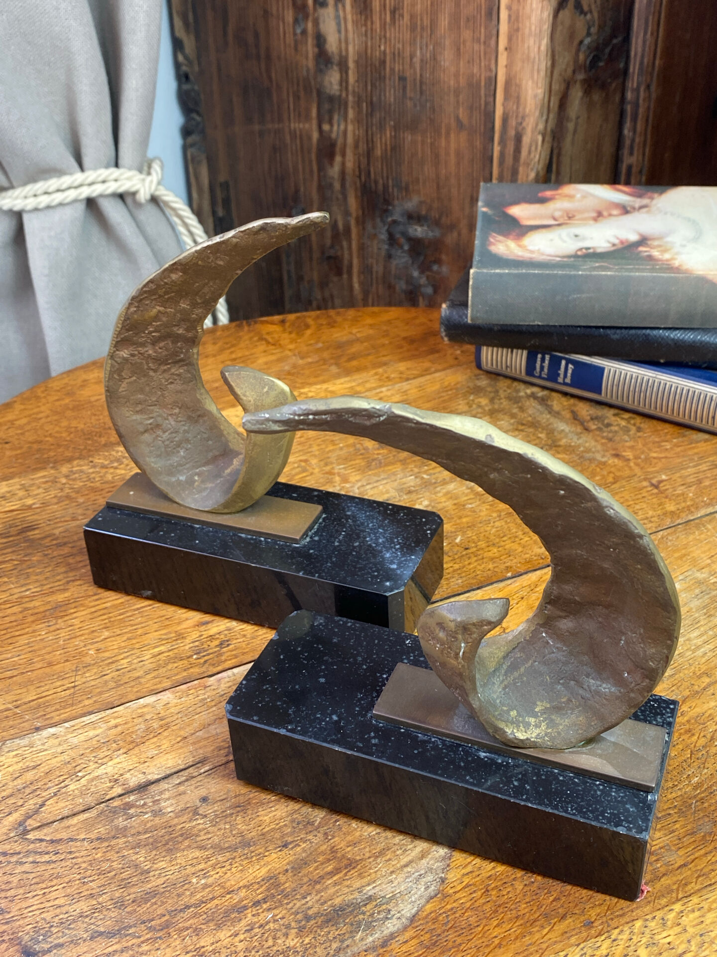 Bookends in bronze and marble